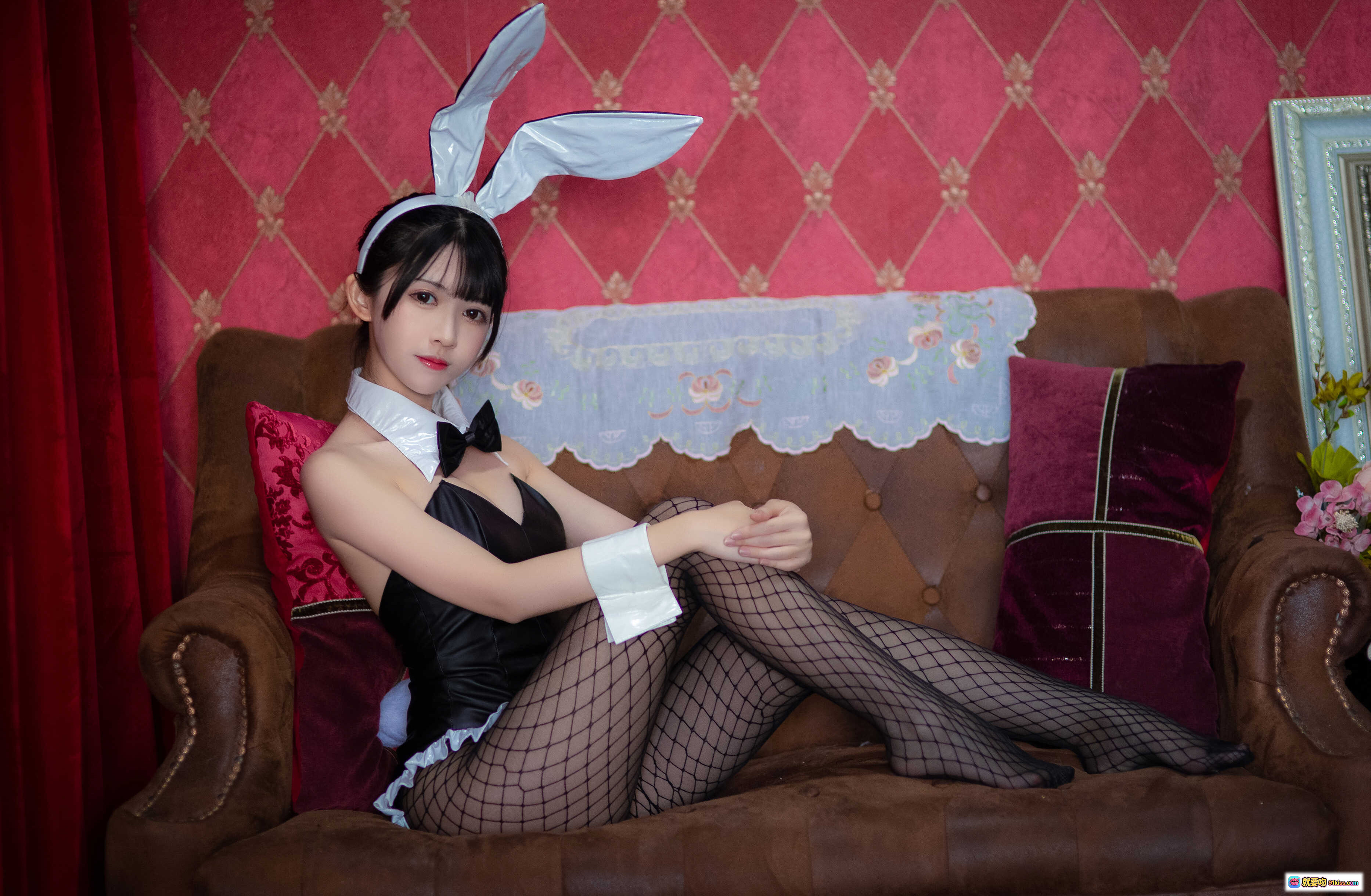 图片[10] - 鳗鱼霏儿NO.033加藤惠兔女郎写真-黑丝网袜白兔耳女仆装持酒杯艺术背景24P - 就要吻