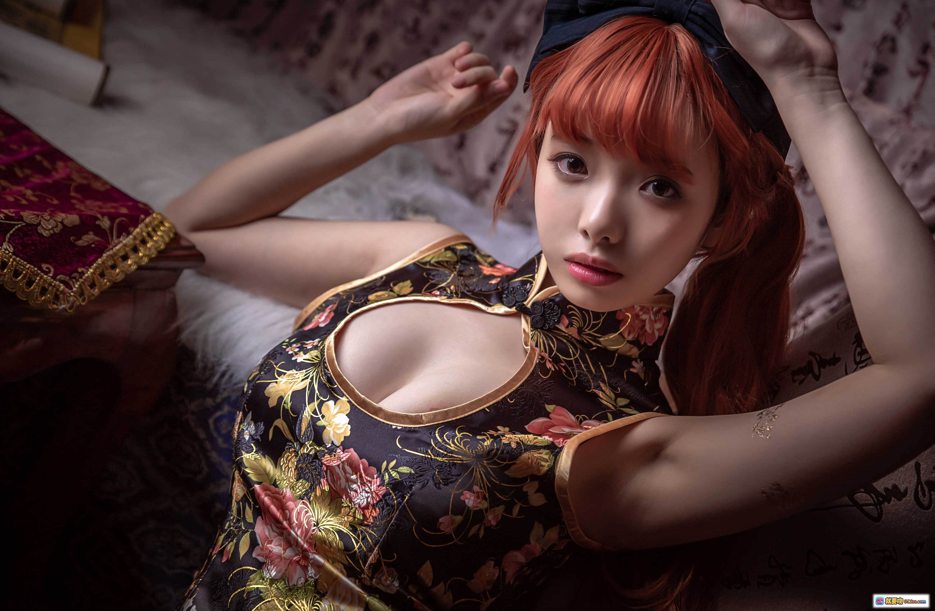 图片[1] - 雯妹不讲道理NO.011低胸旗袍写真 果足美腿红发少女复古风私房摄影 15P高清图集 - 就要吻