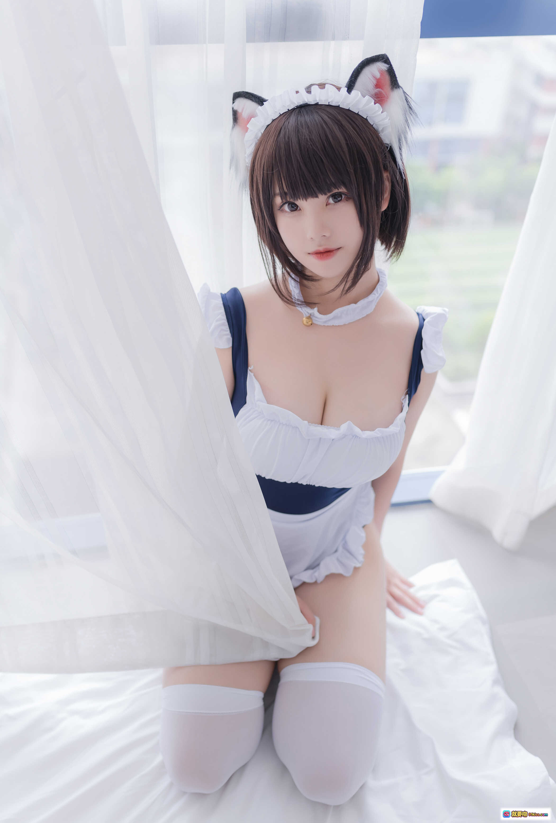 蜜汁猫裘NO.009女仆兽耳娘写真 41P高清美图 白色蕾丝女仆装 猫耳发箍 白丝袜 床上私房照 - 就要吻