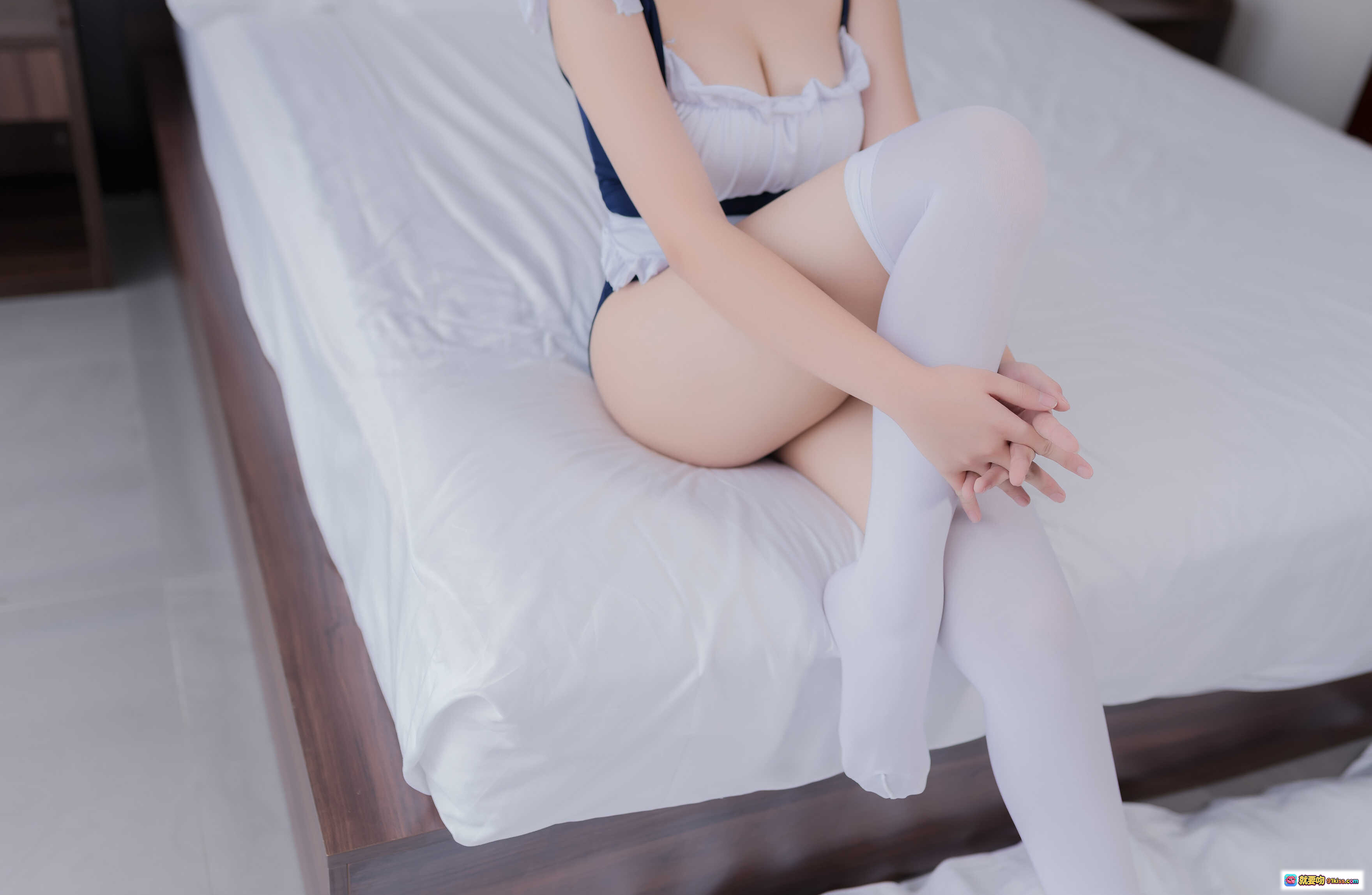 图片[2] - 蜜汁猫裘NO.009女仆兽耳娘写真 41P高清美图 白色蕾丝女仆装 猫耳发箍 白丝袜 床上私房照 - 就要吻