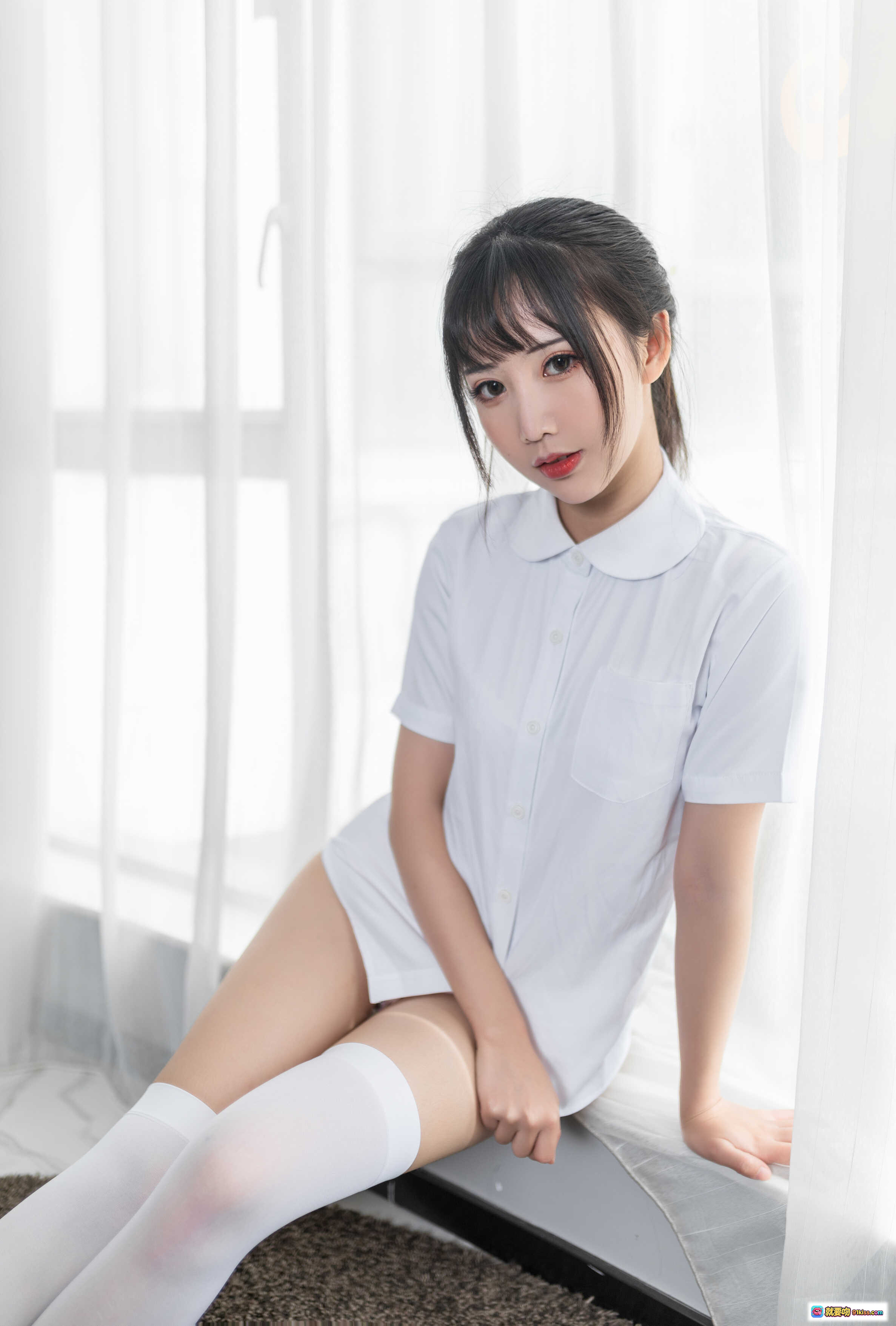 图片[4] - 面饼仙儿NO.066制服少女写真：白衬衫格裙+透明白丝袜+室内地毯坐姿+日系清纯风+40P高清图集 - 就要吻