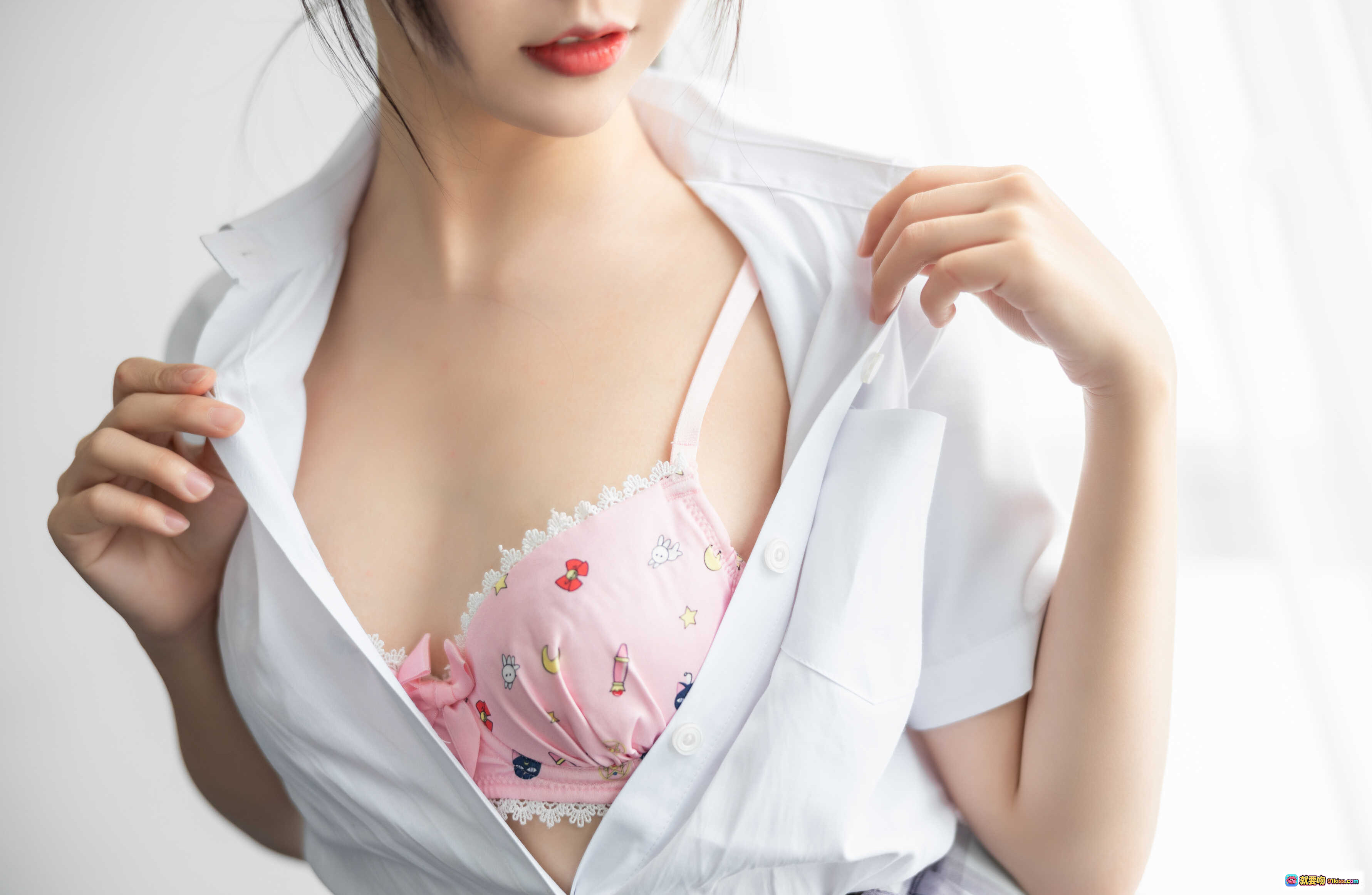 图片[7] - 面饼仙儿NO.066制服少女写真：白衬衫格裙+透明白丝袜+室内地毯坐姿+日系清纯风+40P高清图集 - 就要吻