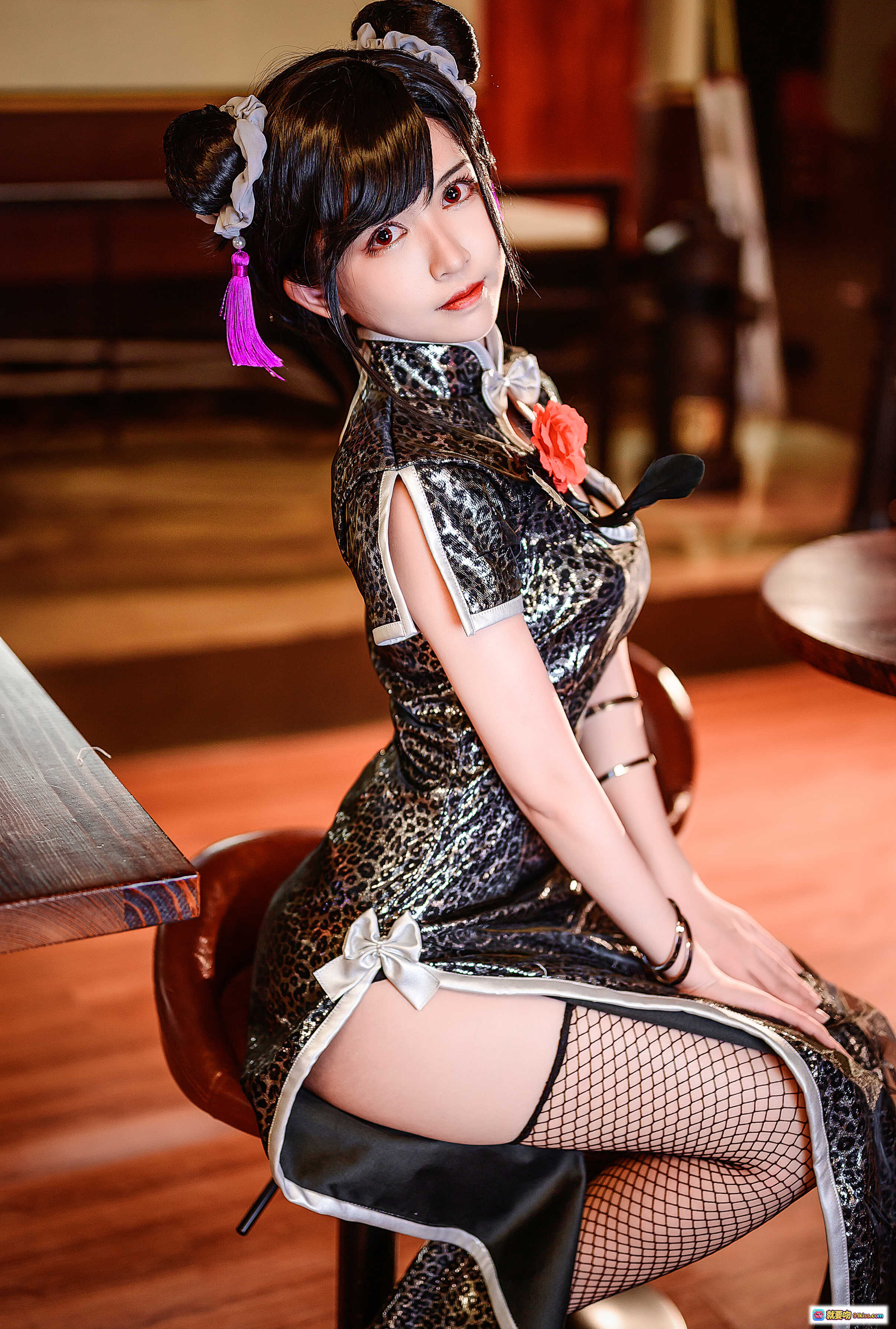 图片[5] - 鳗鱼霏儿NO.081蒂法旗袍写真｜豹纹亮面紧身裙+渔网袜+银色高跟鞋性感美腿特写 - 就要吻