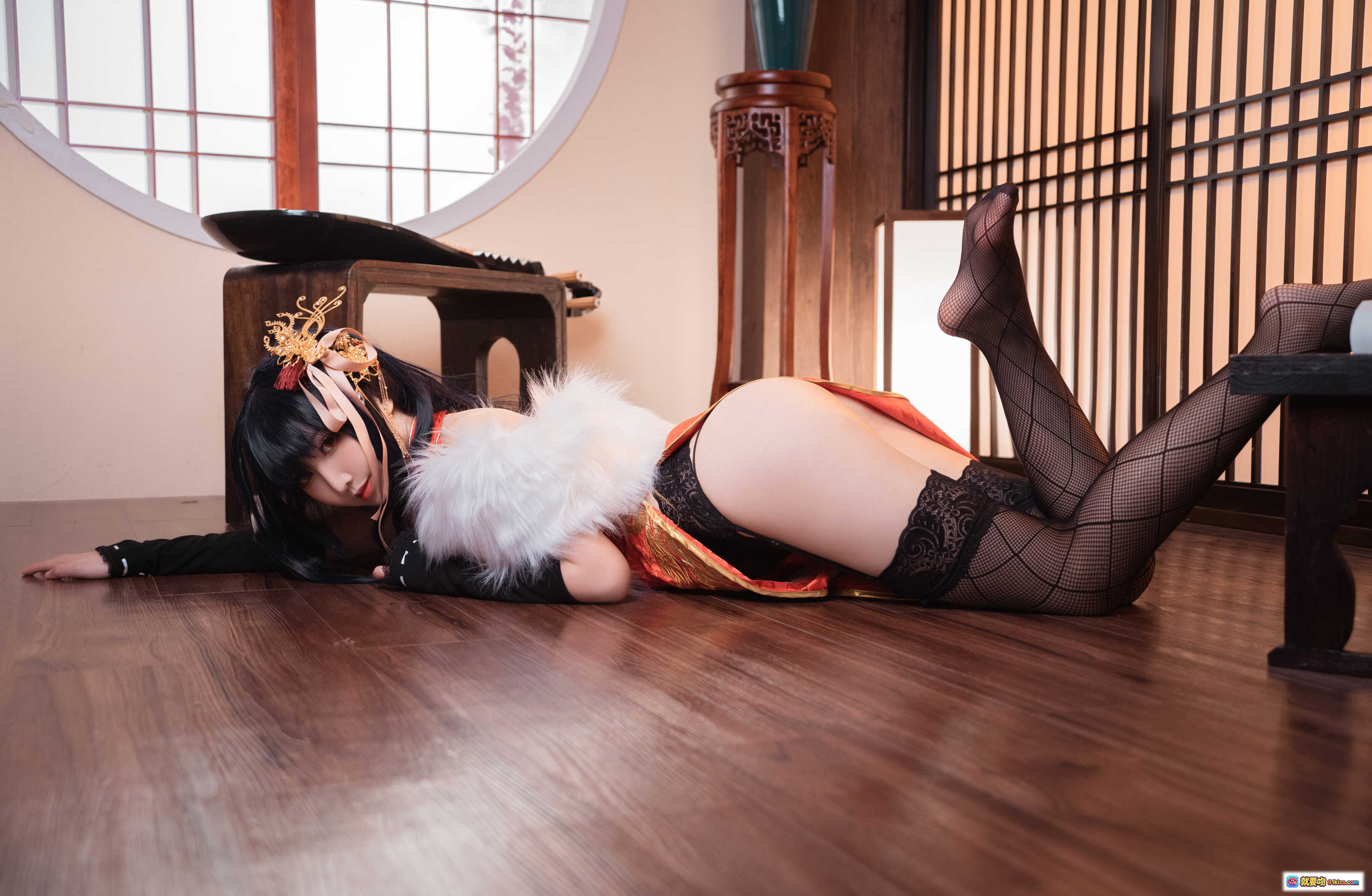 图片[2] - 面饼仙儿NO.100大凤旗袍写真｜橙色透视旗袍+黑丝吊带袜+古风屏风背景+30P高清图集 - 就要吻