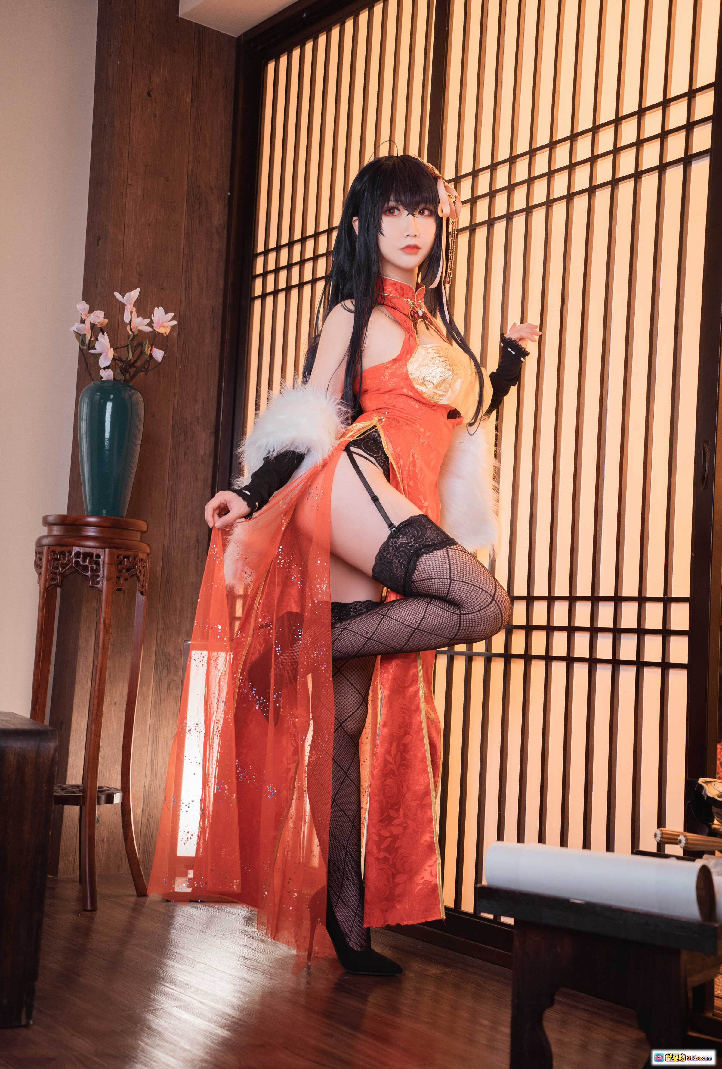 图片[1] - 面饼仙儿NO.100大凤旗袍写真｜橙色透视旗袍+黑丝吊带袜+古风屏风背景+30P高清图集 - 就要吻