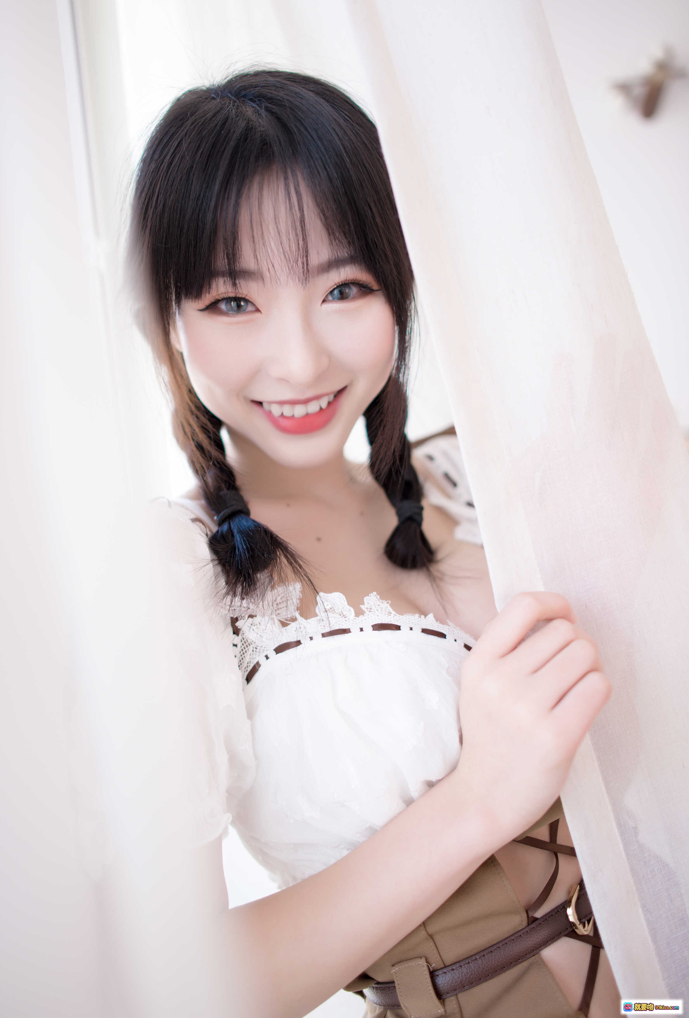 图片[7] - 清水由乃NO.007复古欧式写真 73家57P893MB 白色蕾丝短袖+棕色束腰+过膝袜 甜美双马尾比心坐姿 木质地板窗边柔光拍摄 - 就要吻