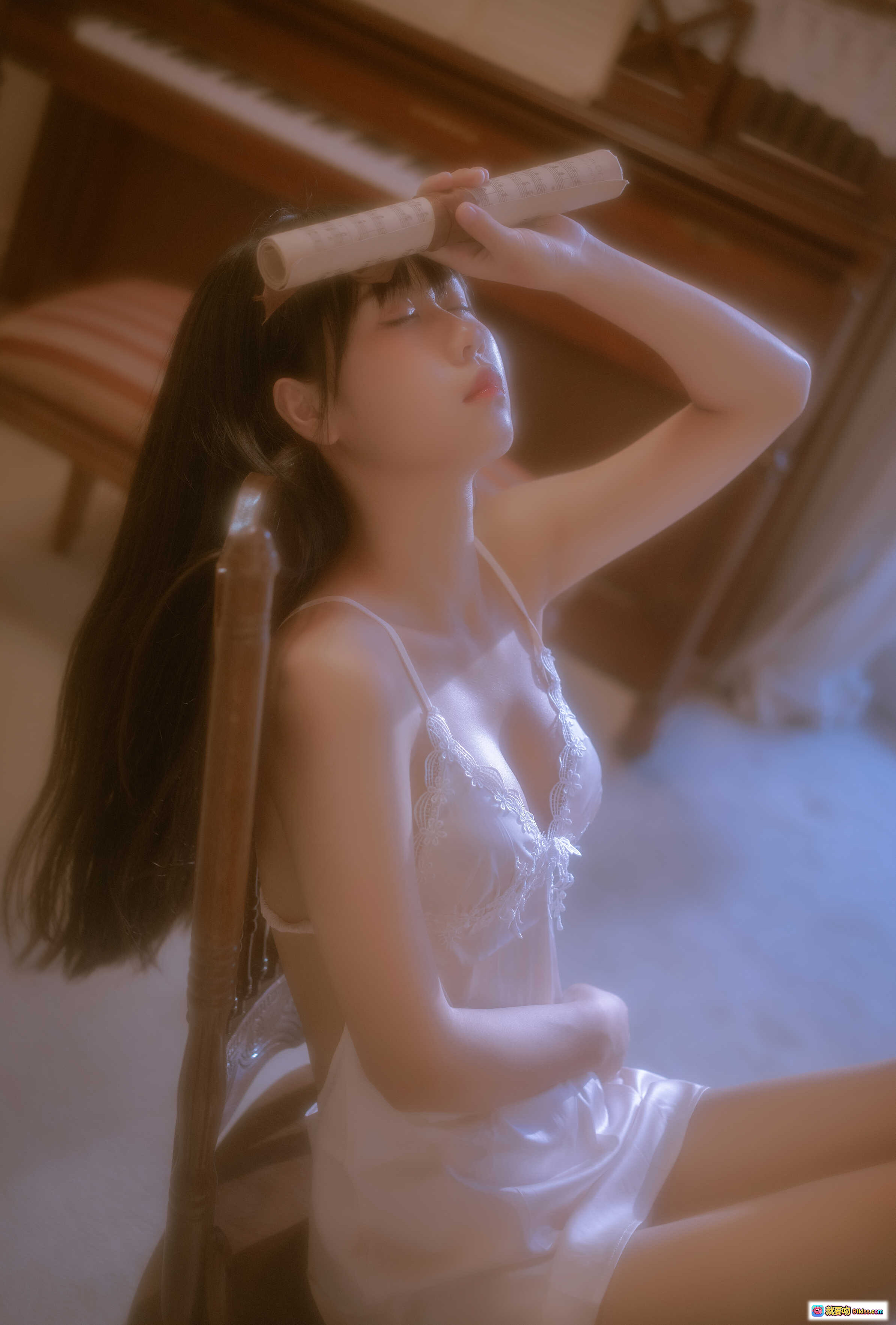 萌芽儿o0 NO.015 遐 私房写真 43P 1GB 白色蕾丝睡衣 钢琴背景 温柔氛围感 美少女闭眼托卷轴 唯美室内摄影 - 就要吻
