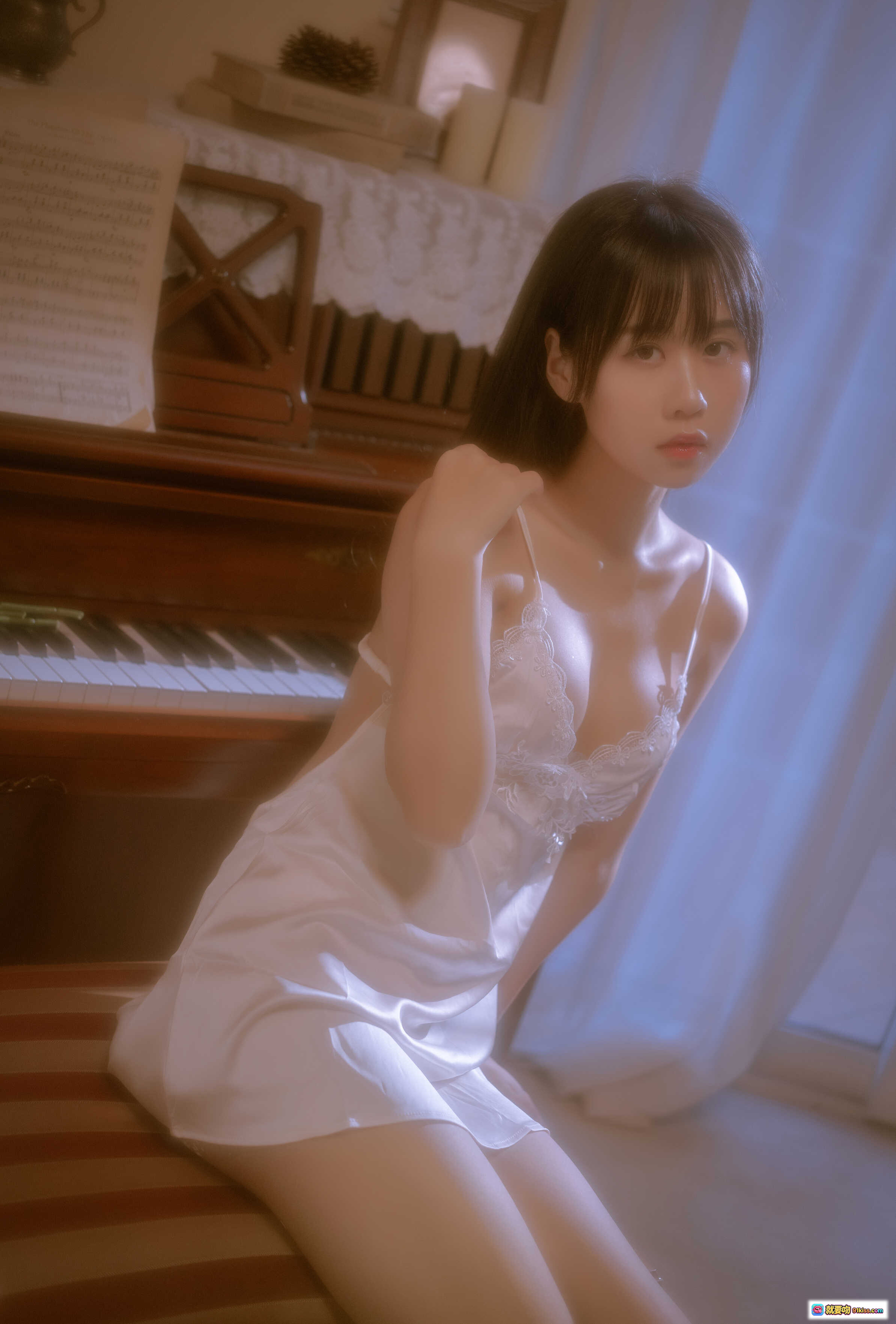 图片[4] - 萌芽儿o0 NO.015 遐 私房写真 43P 1GB 白色蕾丝睡衣 钢琴背景 温柔氛围感 美少女闭眼托卷轴 唯美室内摄影 - 就要吻