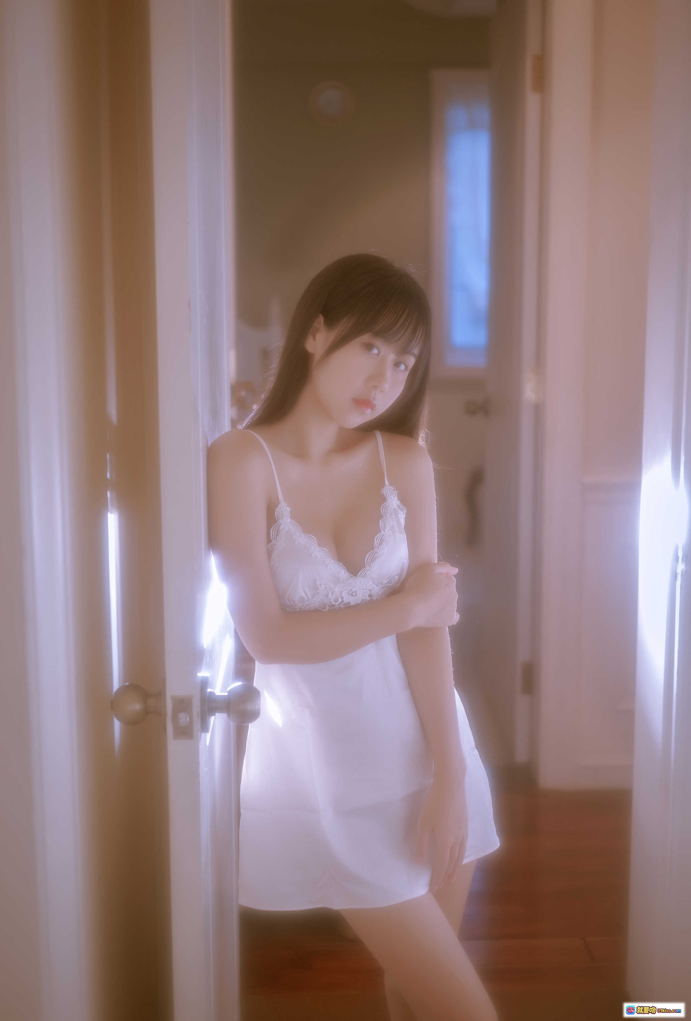 图片[9] - 萌芽儿o0 NO.015 遐 私房写真 43P 1GB 白色蕾丝睡衣 钢琴背景 温柔氛围感 美少女闭眼托卷轴 唯美室内摄影 - 就要吻