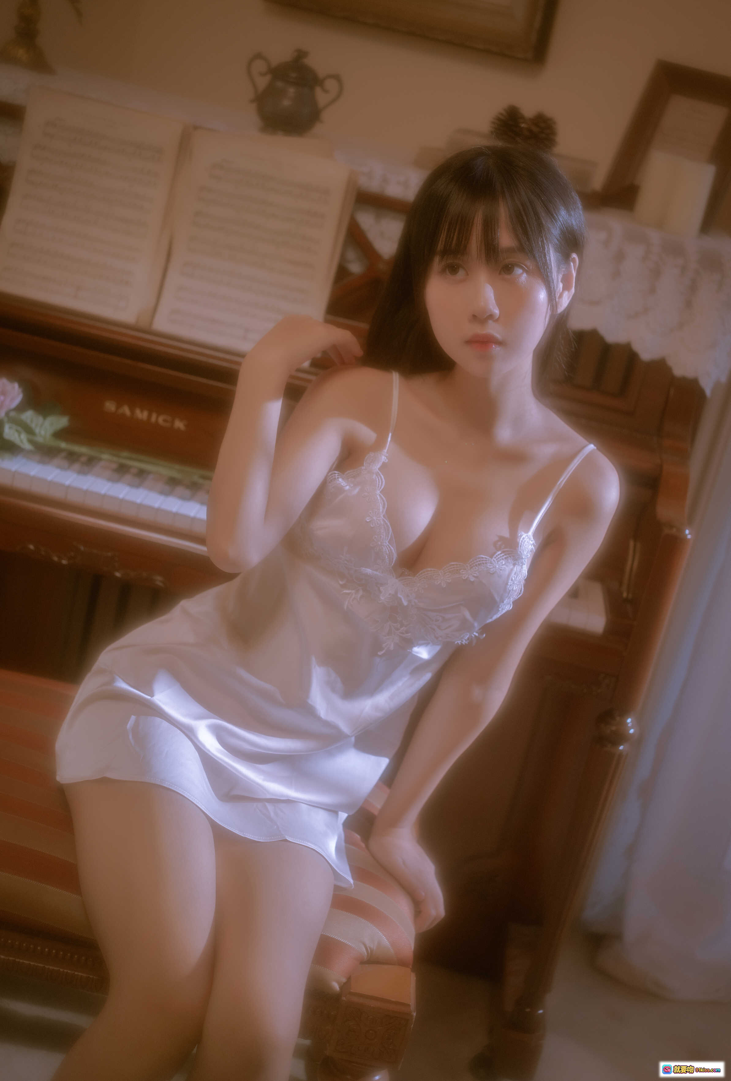 图片[10] - 萌芽儿o0 NO.015 遐 私房写真 43P 1GB 白色蕾丝睡衣 钢琴背景 温柔氛围感 美少女闭眼托卷轴 唯美室内摄影 - 就要吻