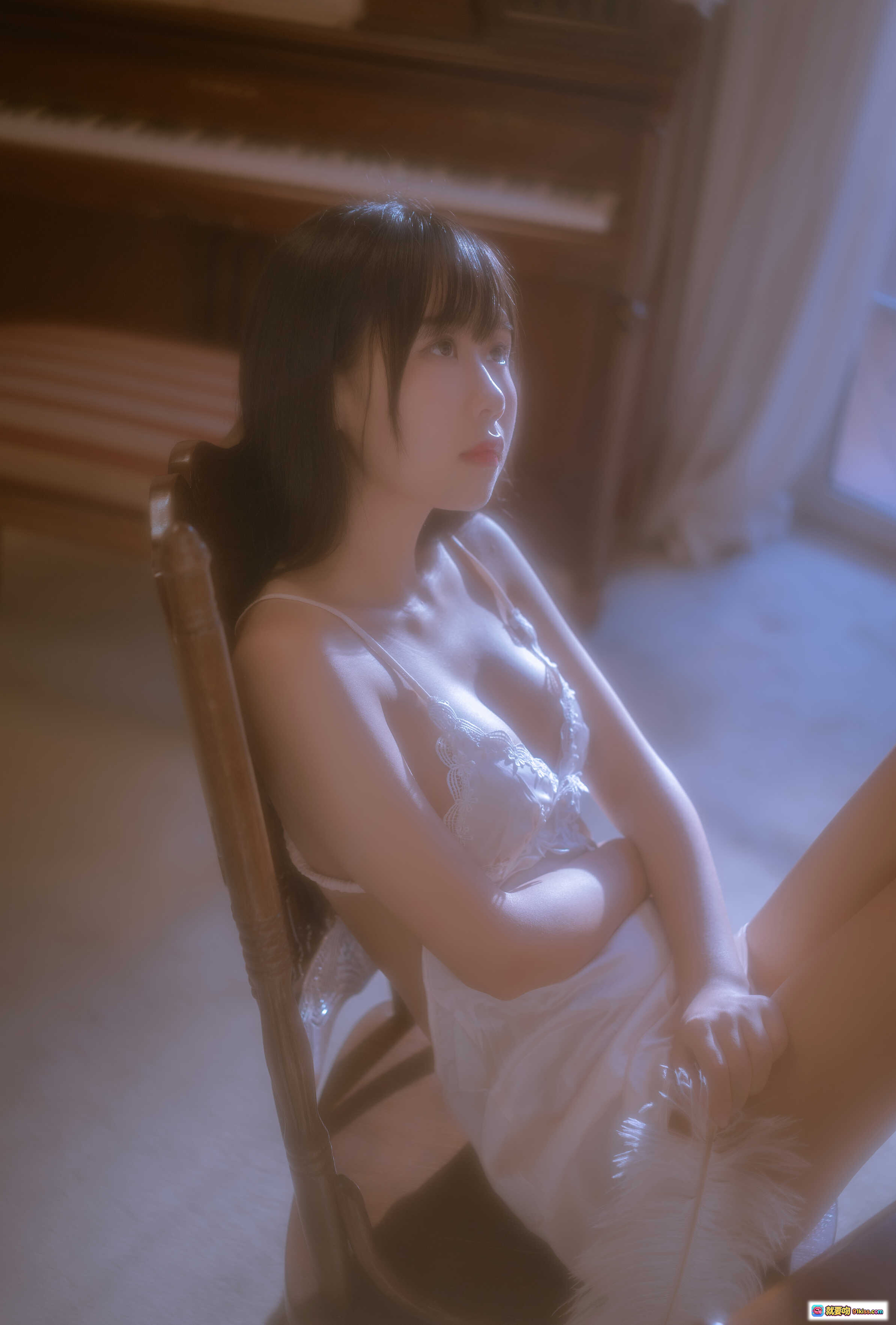 图片[2] - 萌芽儿o0 NO.015 遐 私房写真 43P 1GB 白色蕾丝睡衣 钢琴背景 温柔氛围感 美少女闭眼托卷轴 唯美室内摄影 - 就要吻