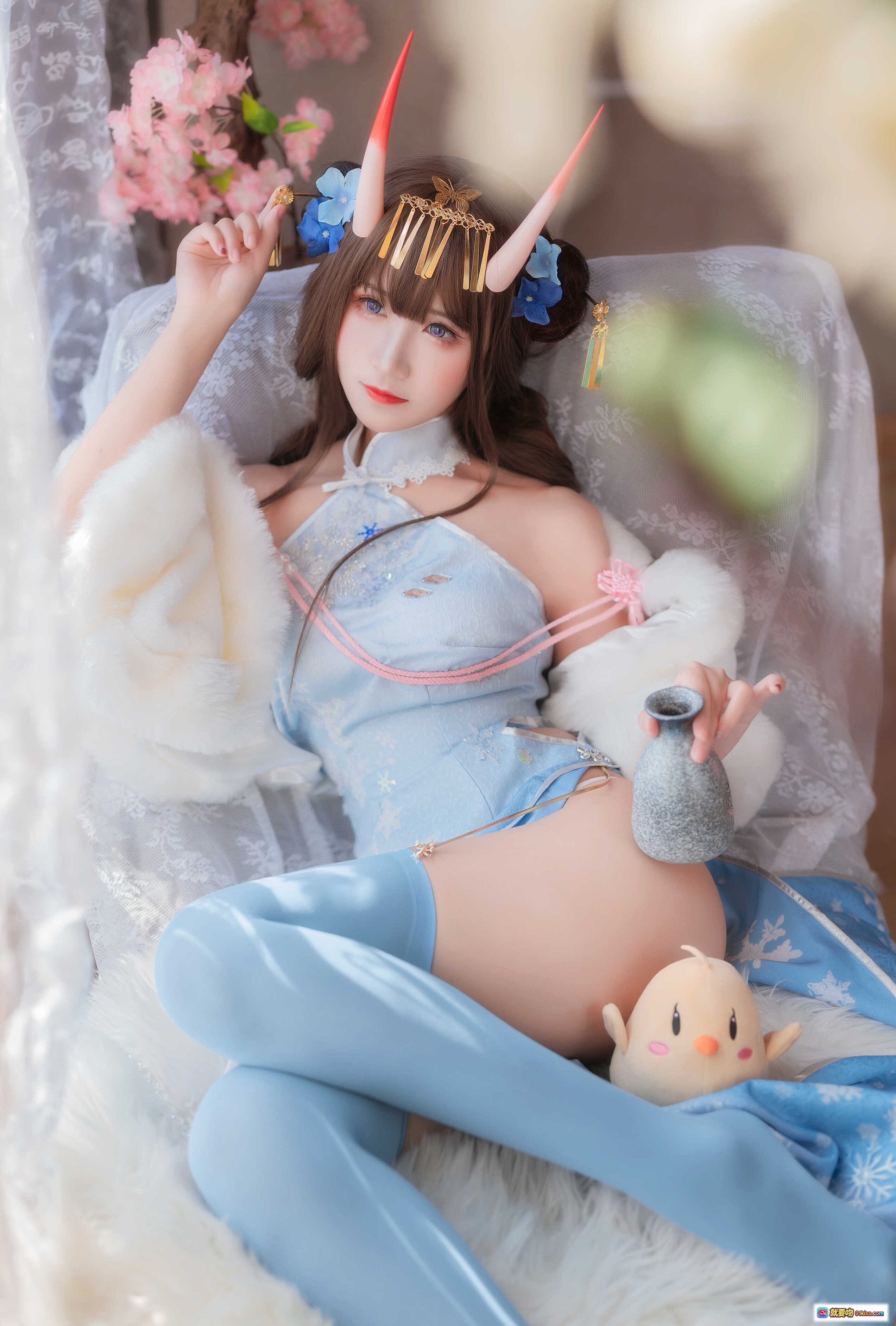 图片[6] - 三度_69 NO.063 能代 冬雪沁香 cosplay 美女 二次元 角饰 蓝花发饰 金流苏 白毛绒服饰 甜美写真 - 就要吻