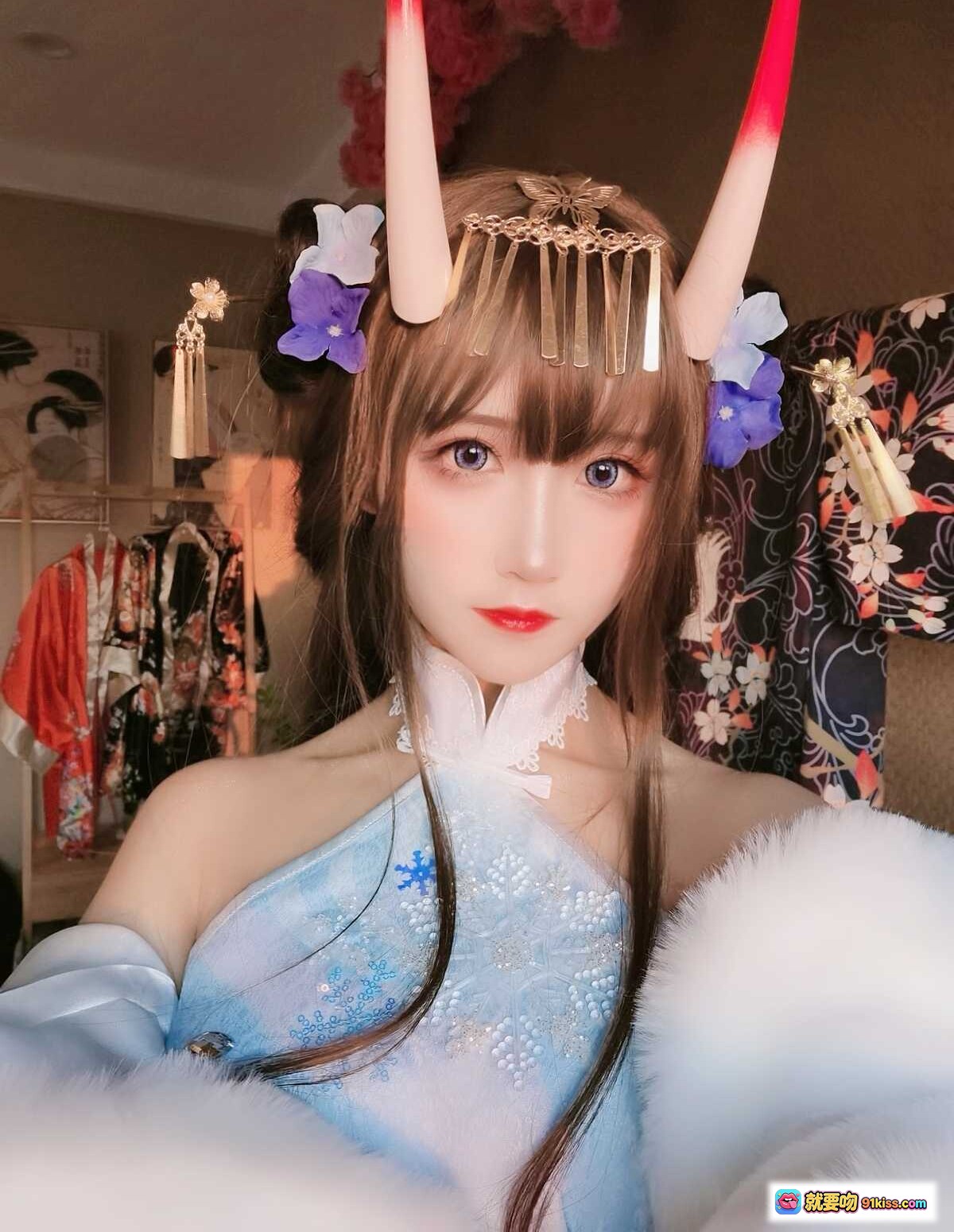 图片[10] - 三度_69 NO.063 能代 冬雪沁香 cosplay 美女 二次元 角饰 蓝花发饰 金流苏 白毛绒服饰 甜美写真 - 就要吻