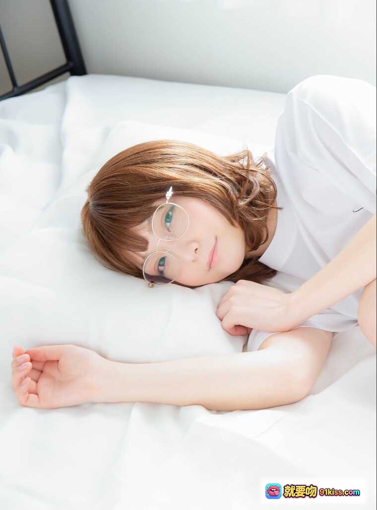图片[1] - ハレムあまつ様フェチグラビア「溺愛フェティッシュ」美麗版32P｜白いベッドで眼鏡女子の甘い寝顔・癒し系コスプレ写真集 - 就要吻