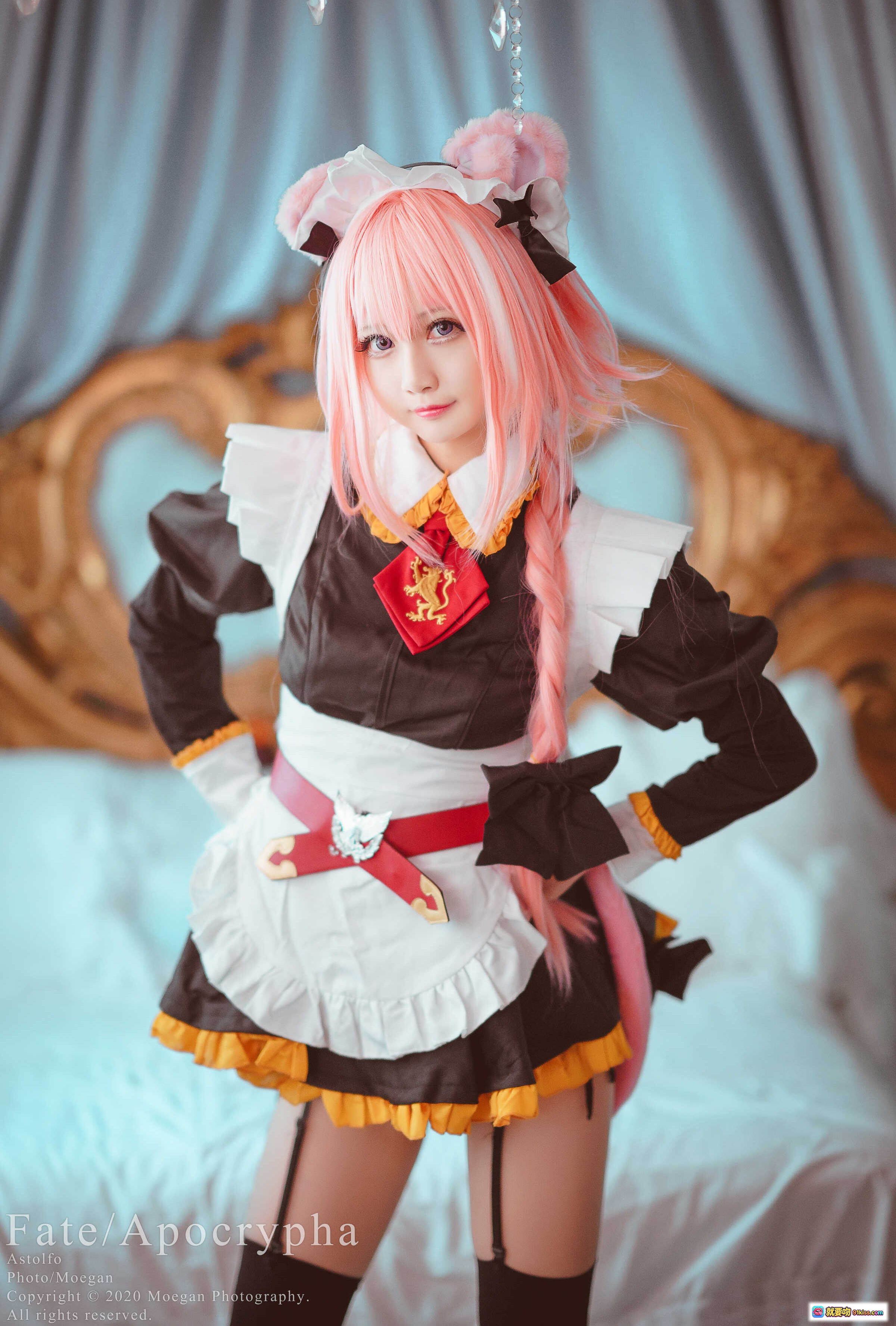 图片[1] - Fate/Grand Order Astolfo女仆装Cosplay 粉发双马尾 萌系女仆服 优雅床景写真 Fate/Apocrypha角色还原 - 就要吻
