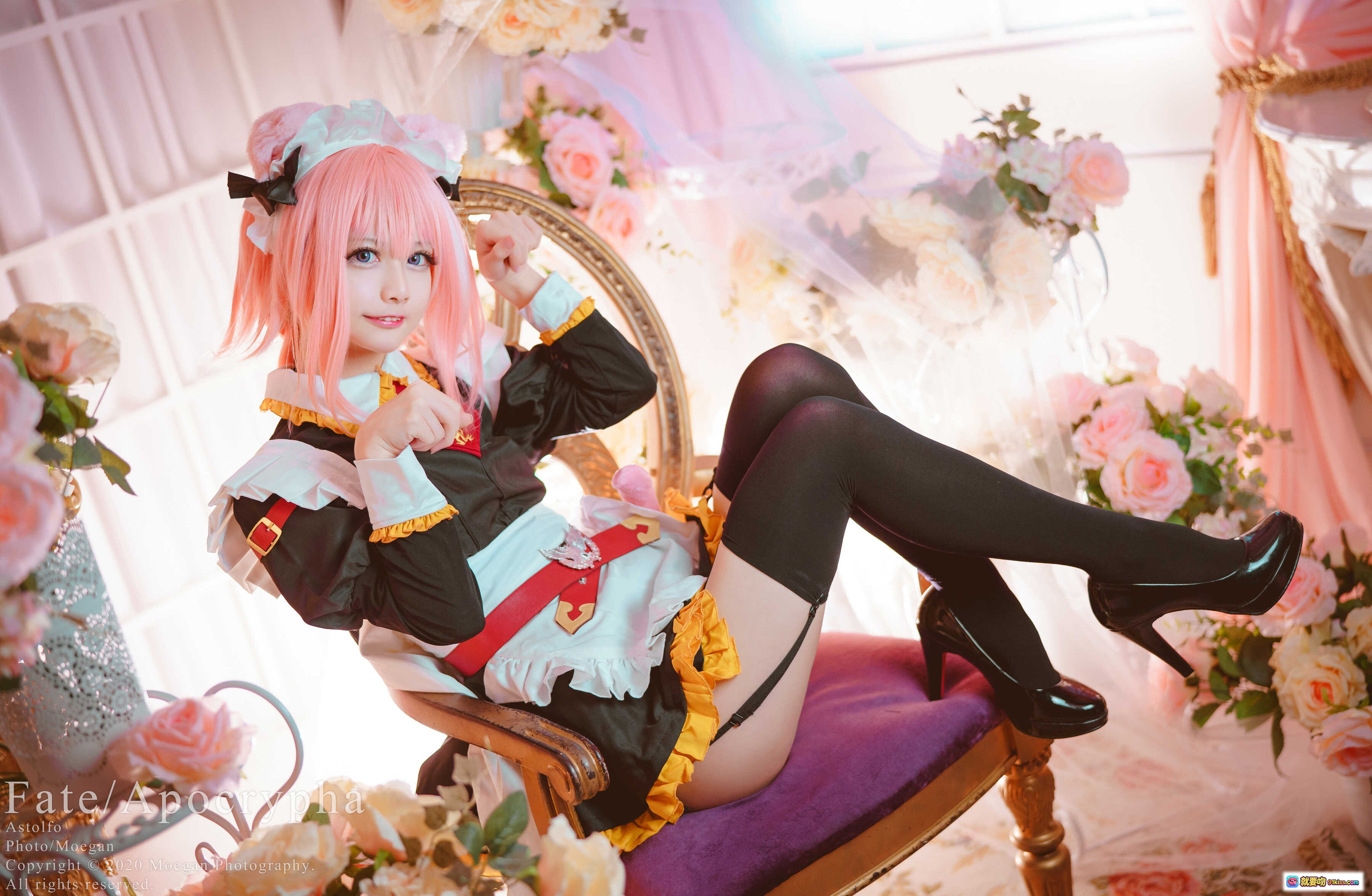 图片[9] - Fate/Grand Order Astolfo女仆装Cosplay 粉发双马尾 萌系女仆服 优雅床景写真 Fate/Apocrypha角色还原 - 就要吻