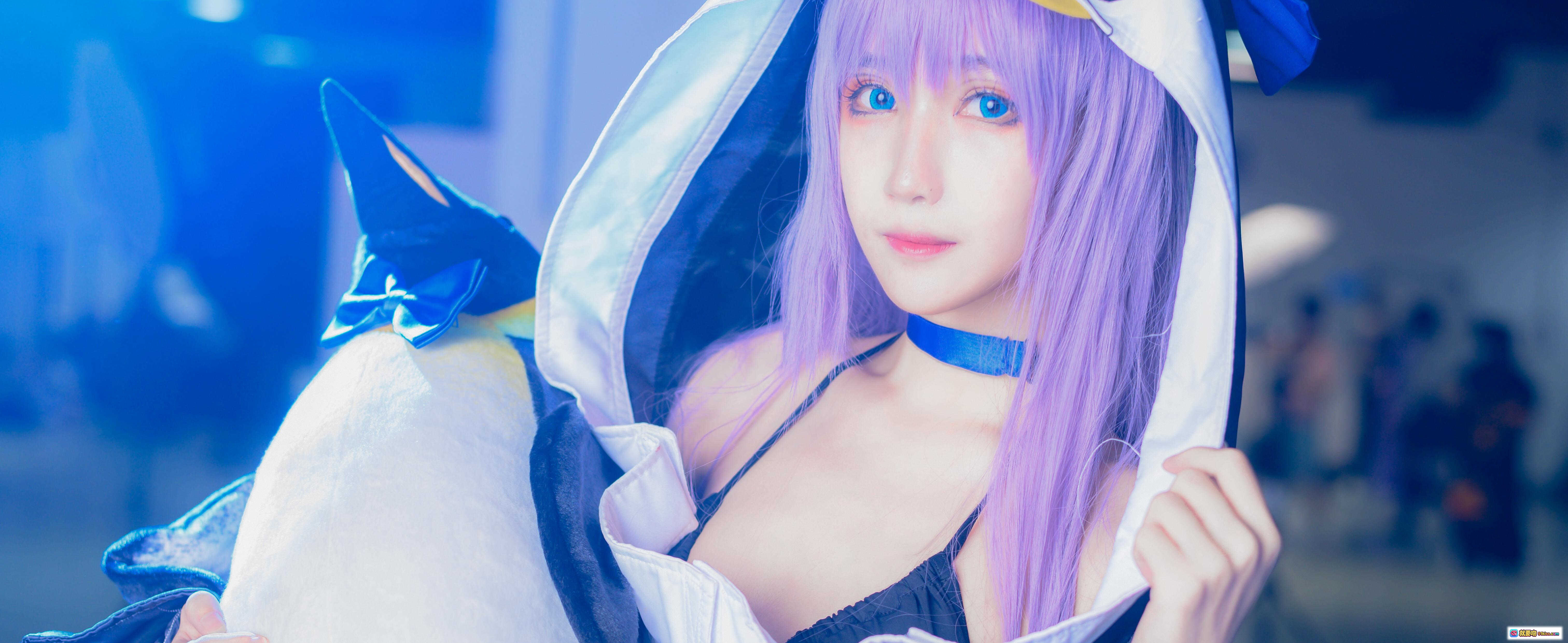 图片[5] - 妖君白研COS梅尔特莉莉丝FGO泳装漫展场照 | FATEGRAND ORDER角色扮演紫发企鹅帽造型 - 就要吻