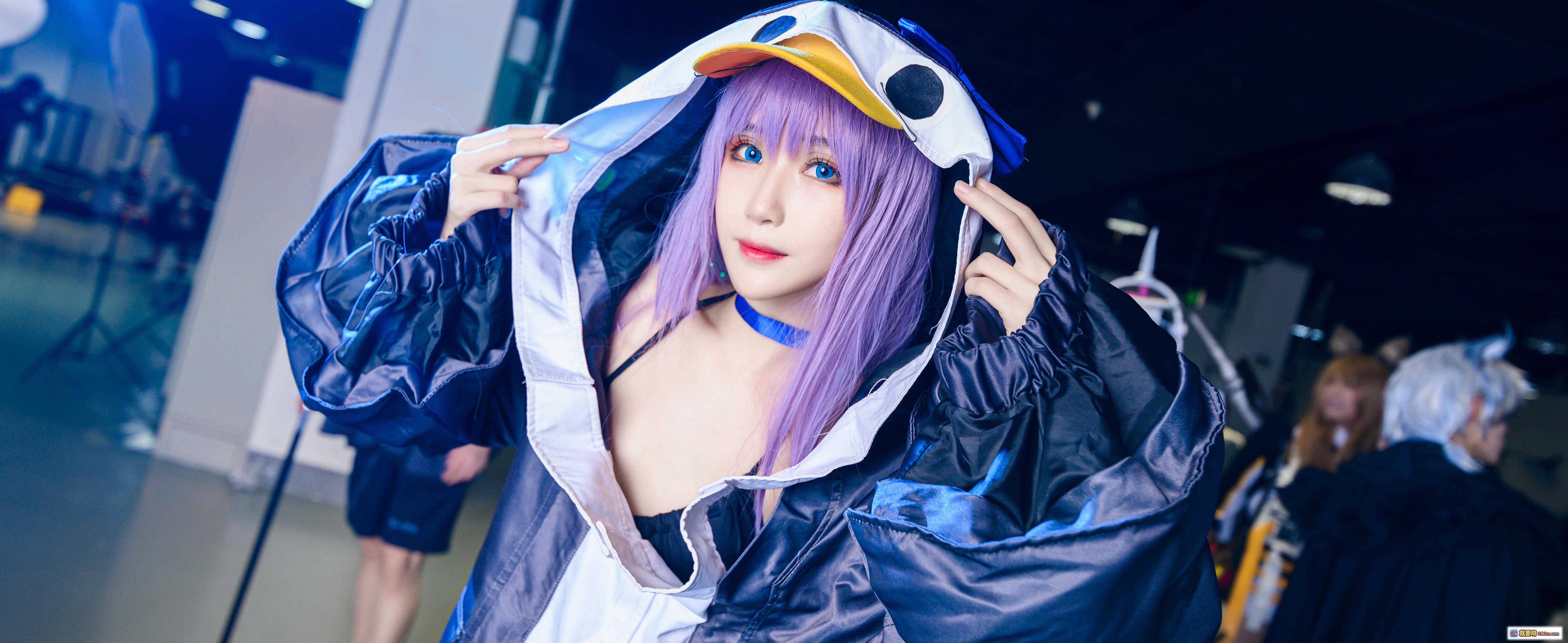 图片[8] - 妖君白研COS梅尔特莉莉丝FGO泳装漫展场照 | FATEGRAND ORDER角色扮演紫发企鹅帽造型 - 就要吻