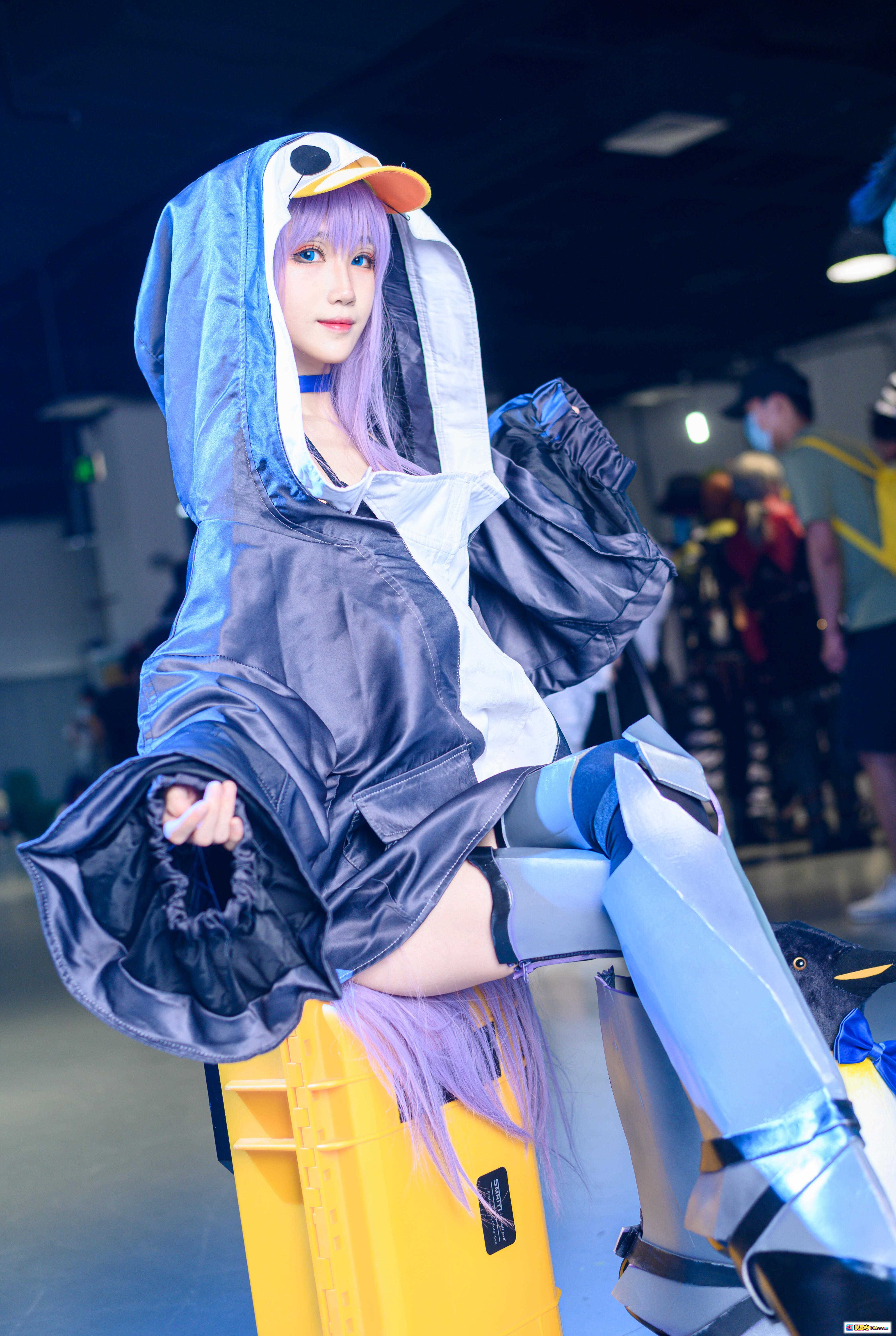 图片[4] - 妖君白研COS梅尔特莉莉丝FGO泳装漫展场照 | FATEGRAND ORDER角色扮演紫发企鹅帽造型 - 就要吻