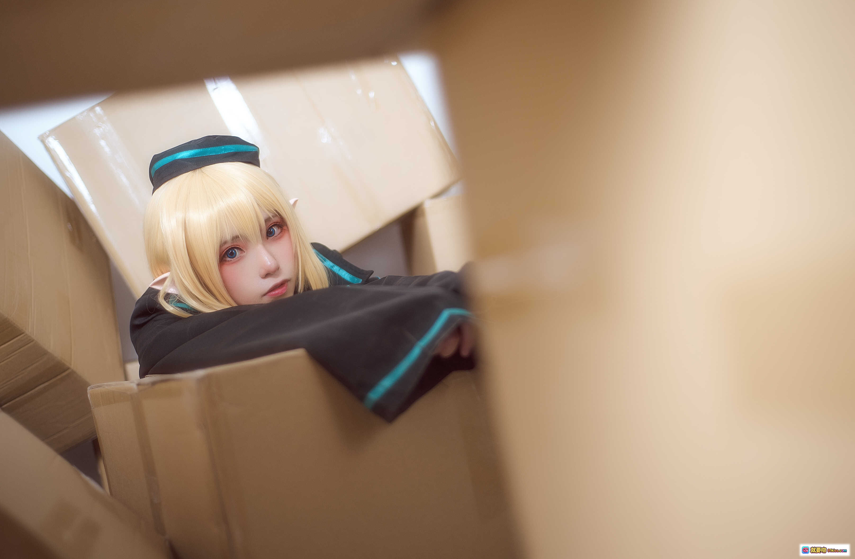 图片[2] - 明日方舟杜林cosplay高清图集 | Kitaro绮太郎NO.030 | 金发精灵耳黑蓝制服 | 纸箱场景写真 | RHODES字样细节特写 - 就要吻