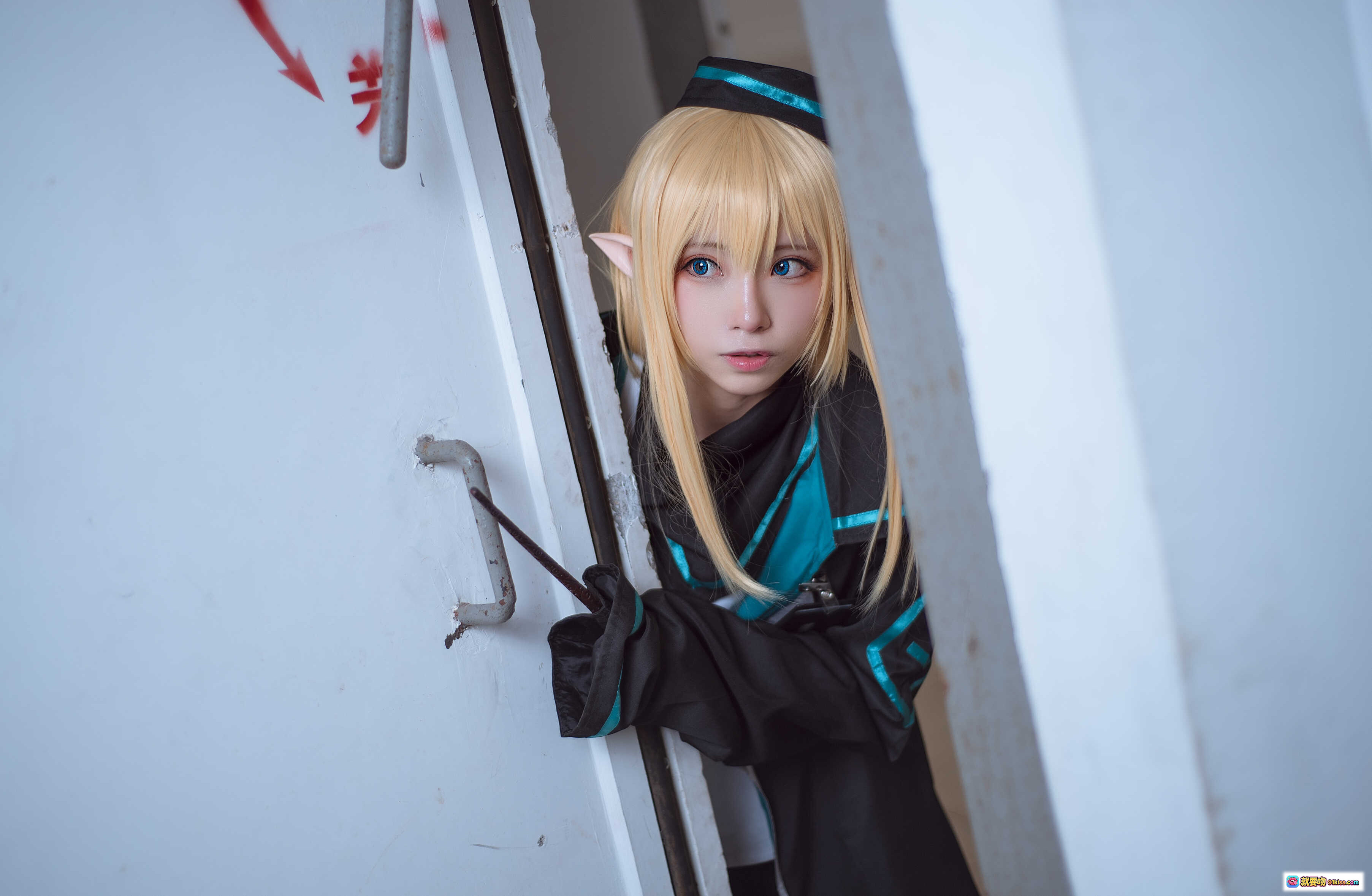 图片[5] - 明日方舟杜林cosplay高清图集 | Kitaro绮太郎NO.030 | 金发精灵耳黑蓝制服 | 纸箱场景写真 | RHODES字样细节特写 - 就要吻