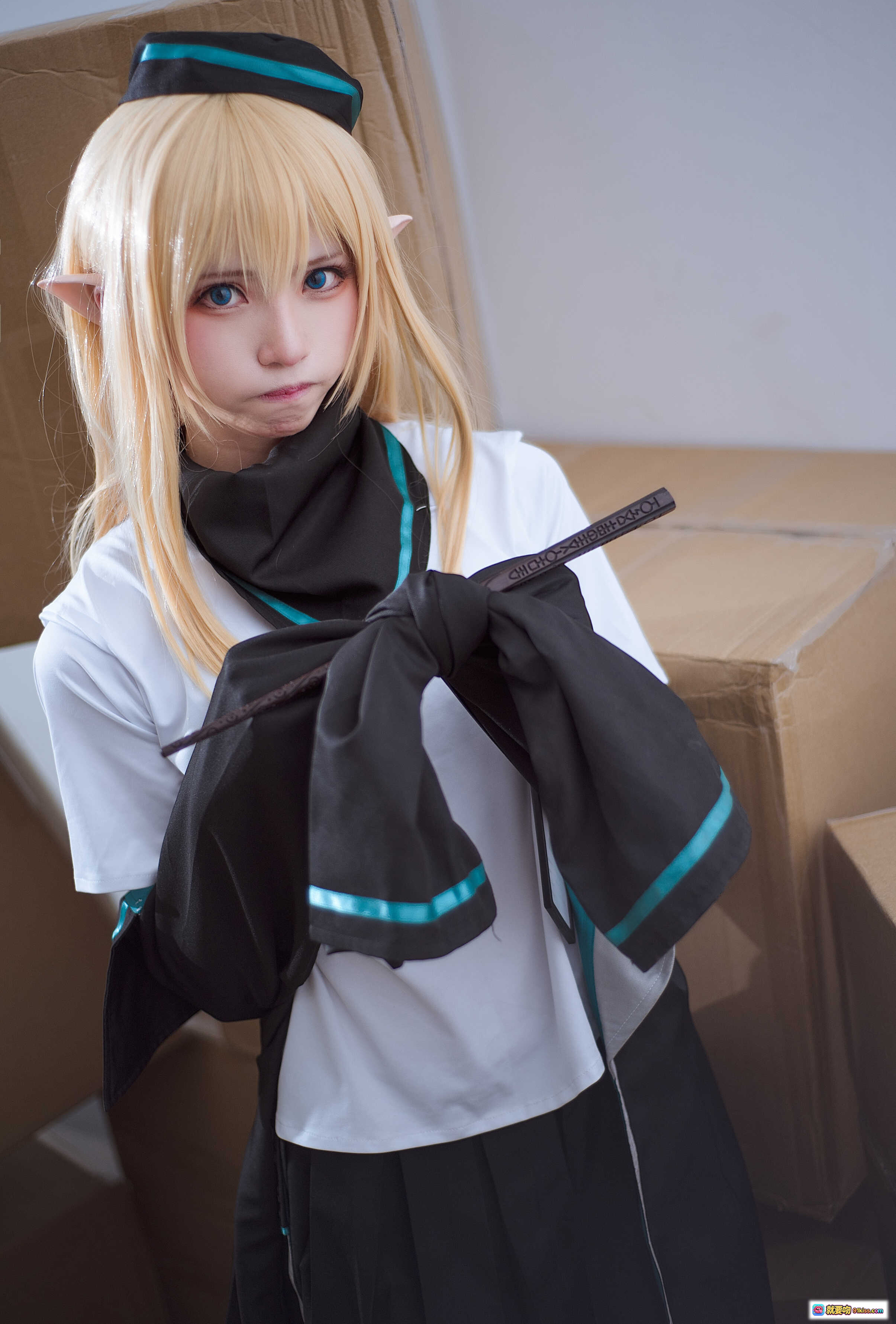 图片[3] - 明日方舟杜林cosplay高清图集 | Kitaro绮太郎NO.030 | 金发精灵耳黑蓝制服 | 纸箱场景写真 | RHODES字样细节特写 - 就要吻