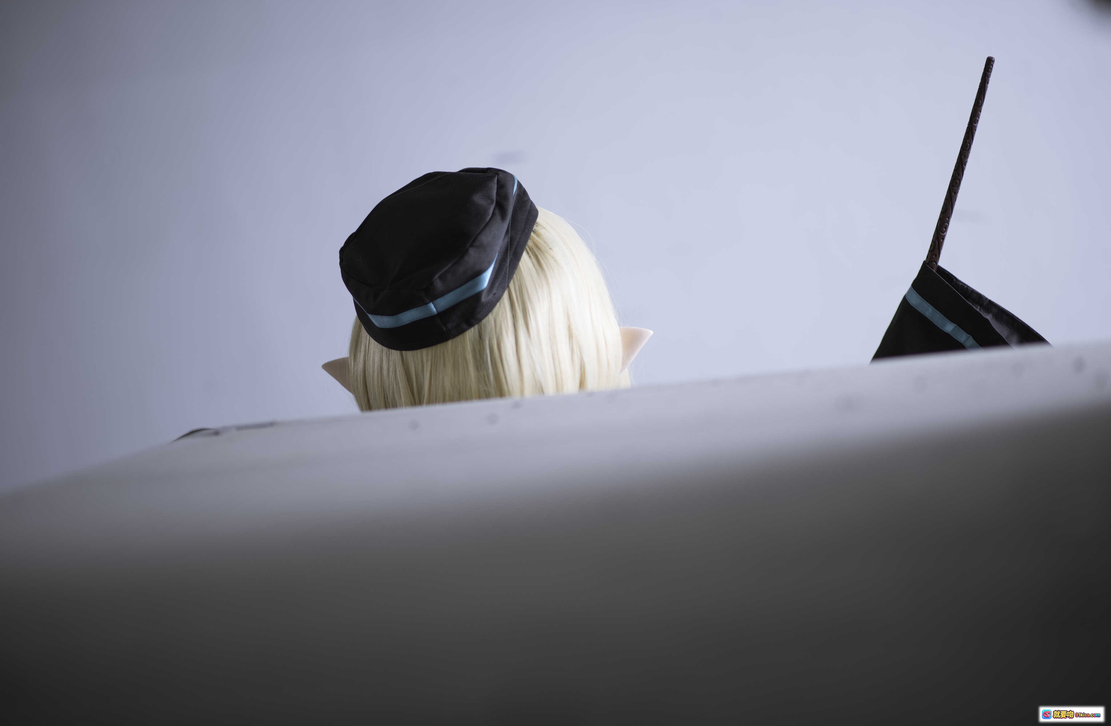 图片[7] - 明日方舟杜林cosplay高清图集 | Kitaro绮太郎NO.030 | 金发精灵耳黑蓝制服 | 纸箱场景写真 | RHODES字样细节特写 - 就要吻