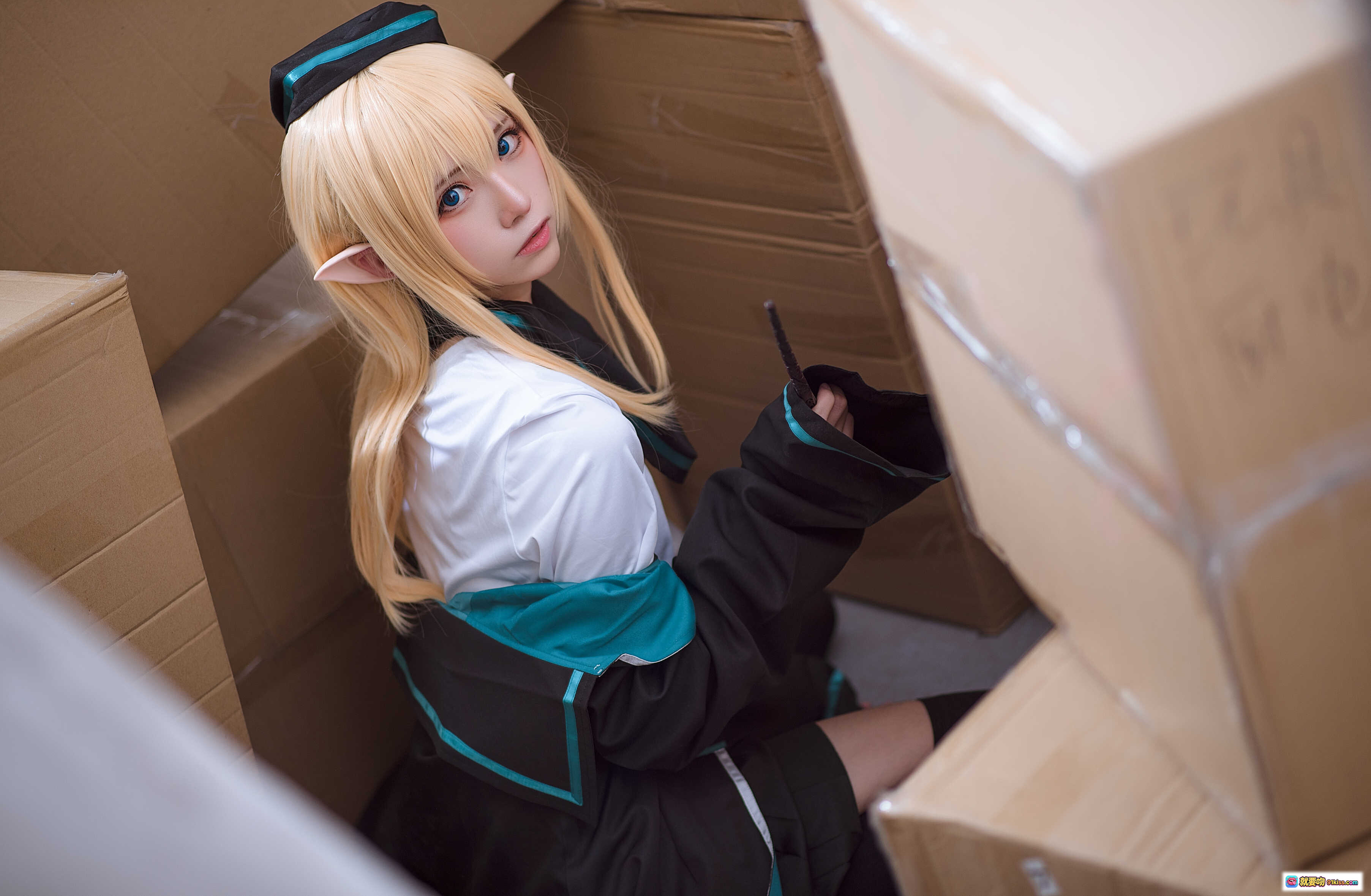 图片[4] - 明日方舟杜林cosplay高清图集 | Kitaro绮太郎NO.030 | 金发精灵耳黑蓝制服 | 纸箱场景写真 | RHODES字样细节特写 - 就要吻