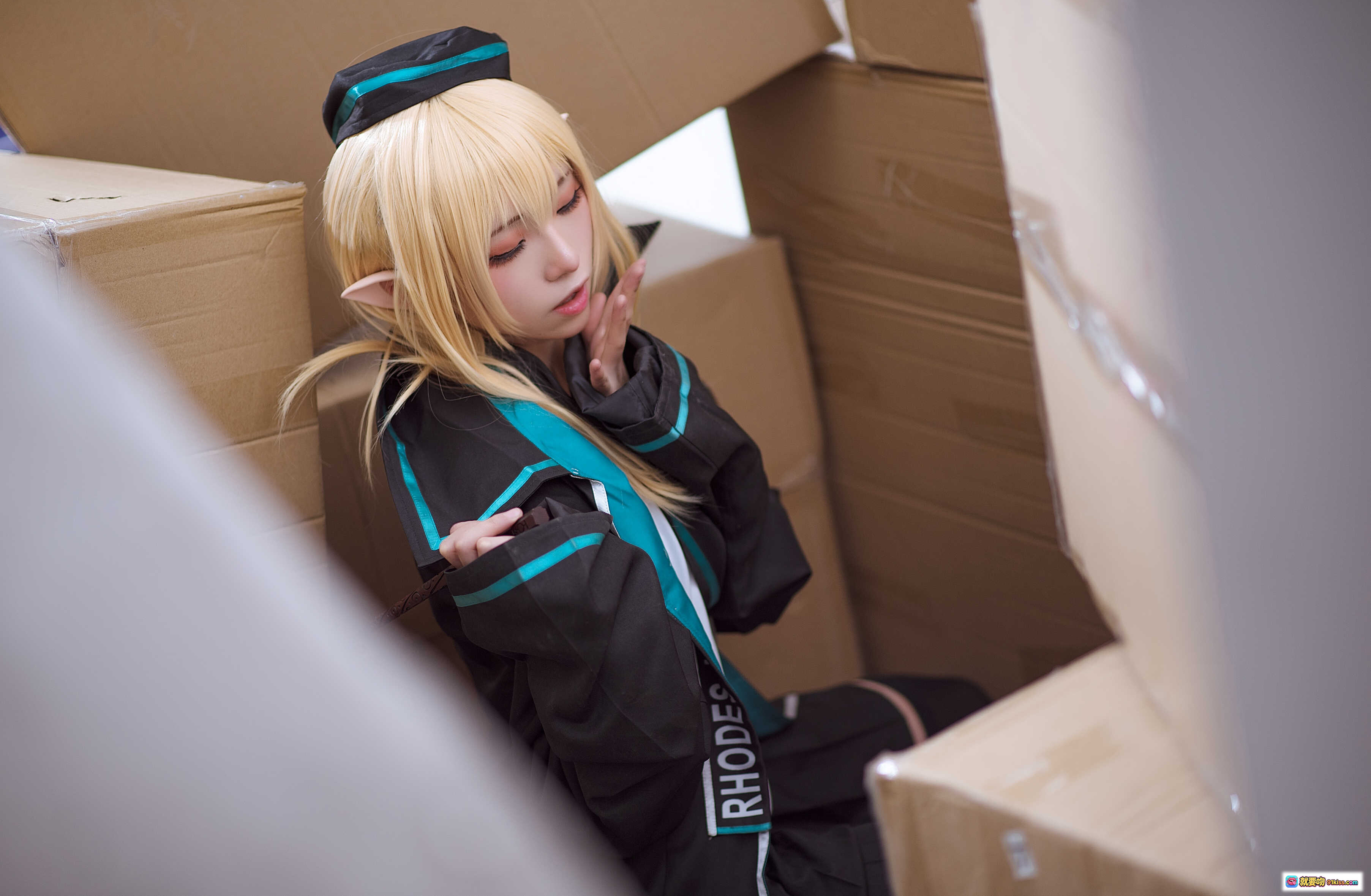 图片[1] - 明日方舟杜林cosplay高清图集 | Kitaro绮太郎NO.030 | 金发精灵耳黑蓝制服 | 纸箱场景写真 | RHODES字样细节特写 - 就要吻