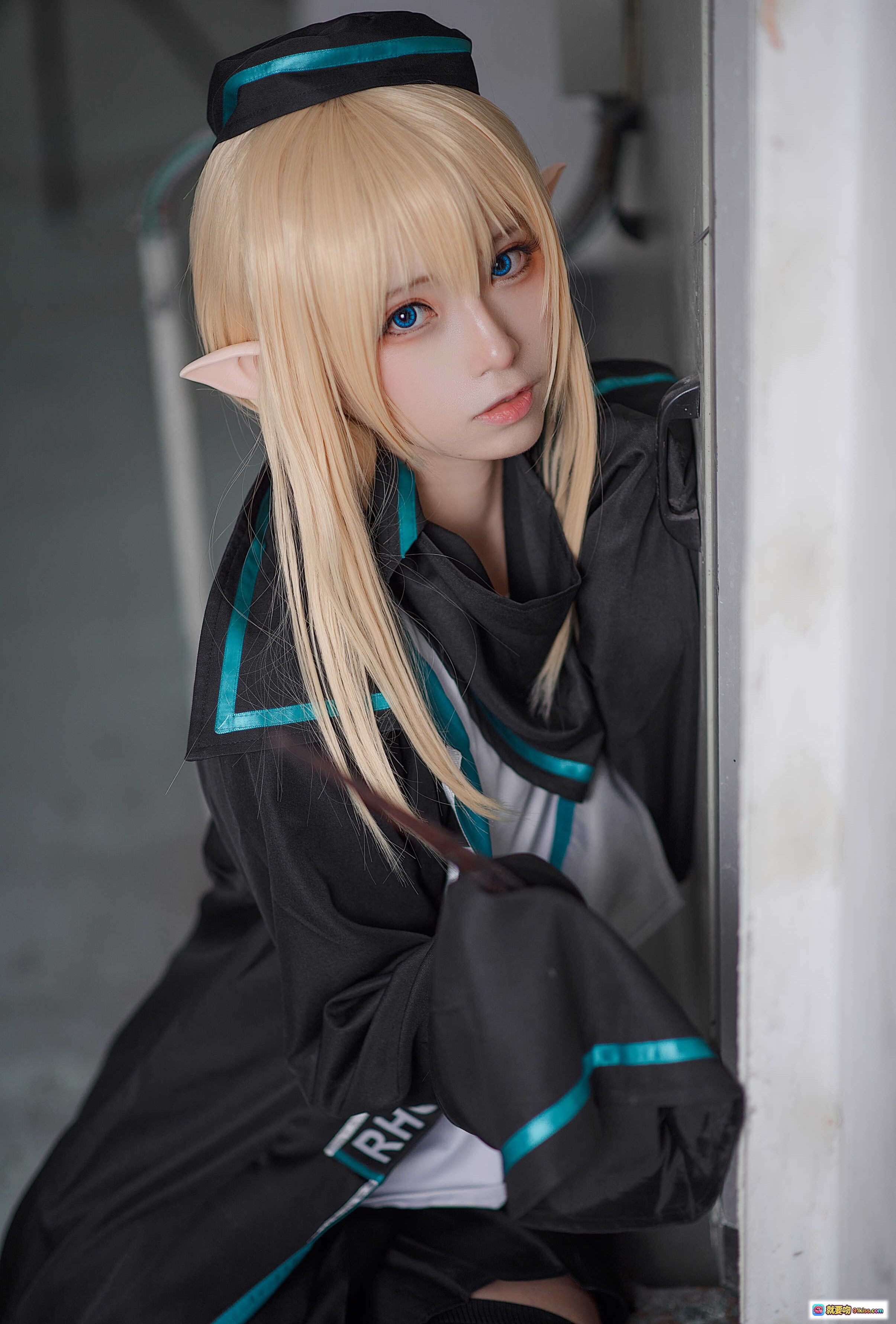 图片[8] - 明日方舟杜林cosplay高清图集 | Kitaro绮太郎NO.030 | 金发精灵耳黑蓝制服 | 纸箱场景写真 | RHODES字样细节特写 - 就要吻