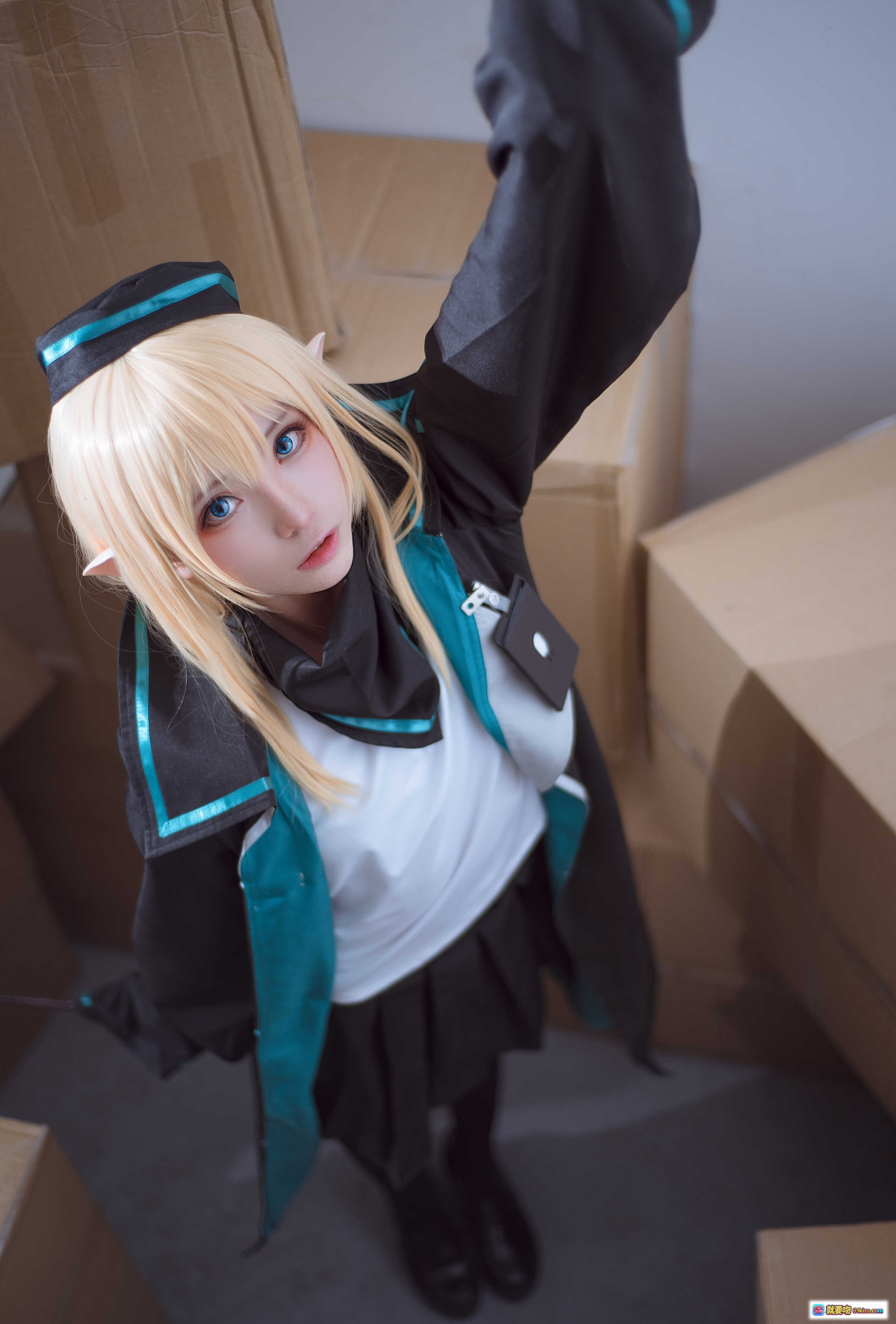 图片[9] - 明日方舟杜林cosplay高清图集 | Kitaro绮太郎NO.030 | 金发精灵耳黑蓝制服 | 纸箱场景写真 | RHODES字样细节特写 - 就要吻