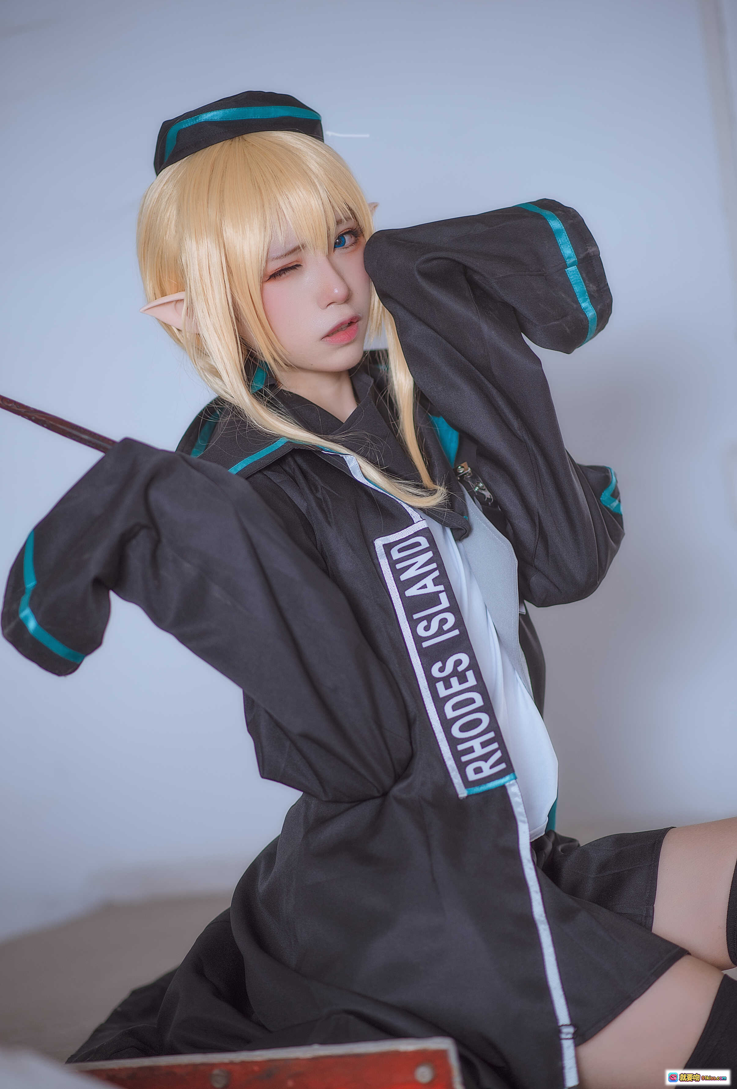 图片[10] - 明日方舟杜林cosplay高清图集 | Kitaro绮太郎NO.030 | 金发精灵耳黑蓝制服 | 纸箱场景写真 | RHODES字样细节特写 - 就要吻
