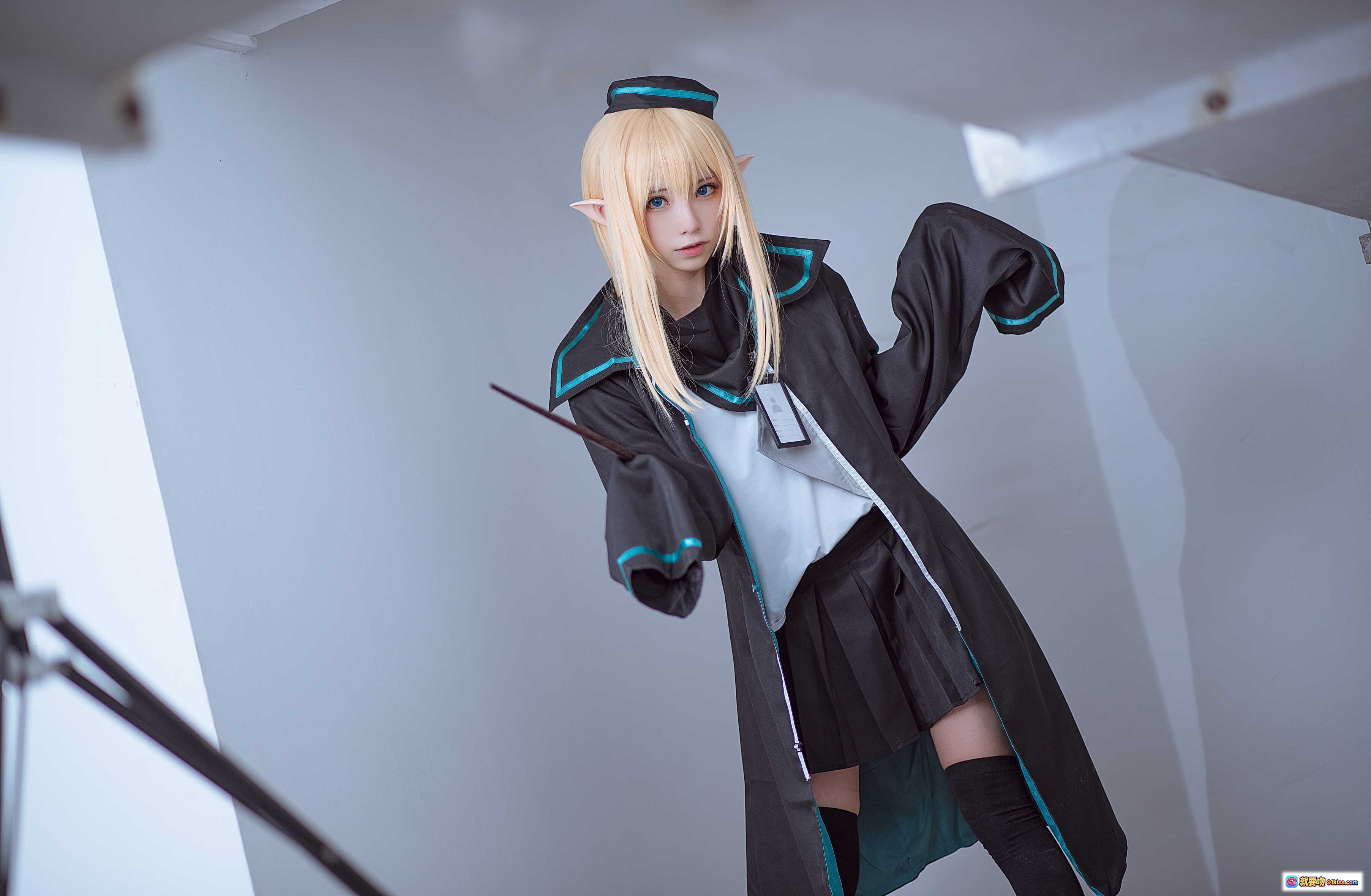 图片[6] - 明日方舟杜林cosplay高清图集 | Kitaro绮太郎NO.030 | 金发精灵耳黑蓝制服 | 纸箱场景写真 | RHODES字样细节特写 - 就要吻