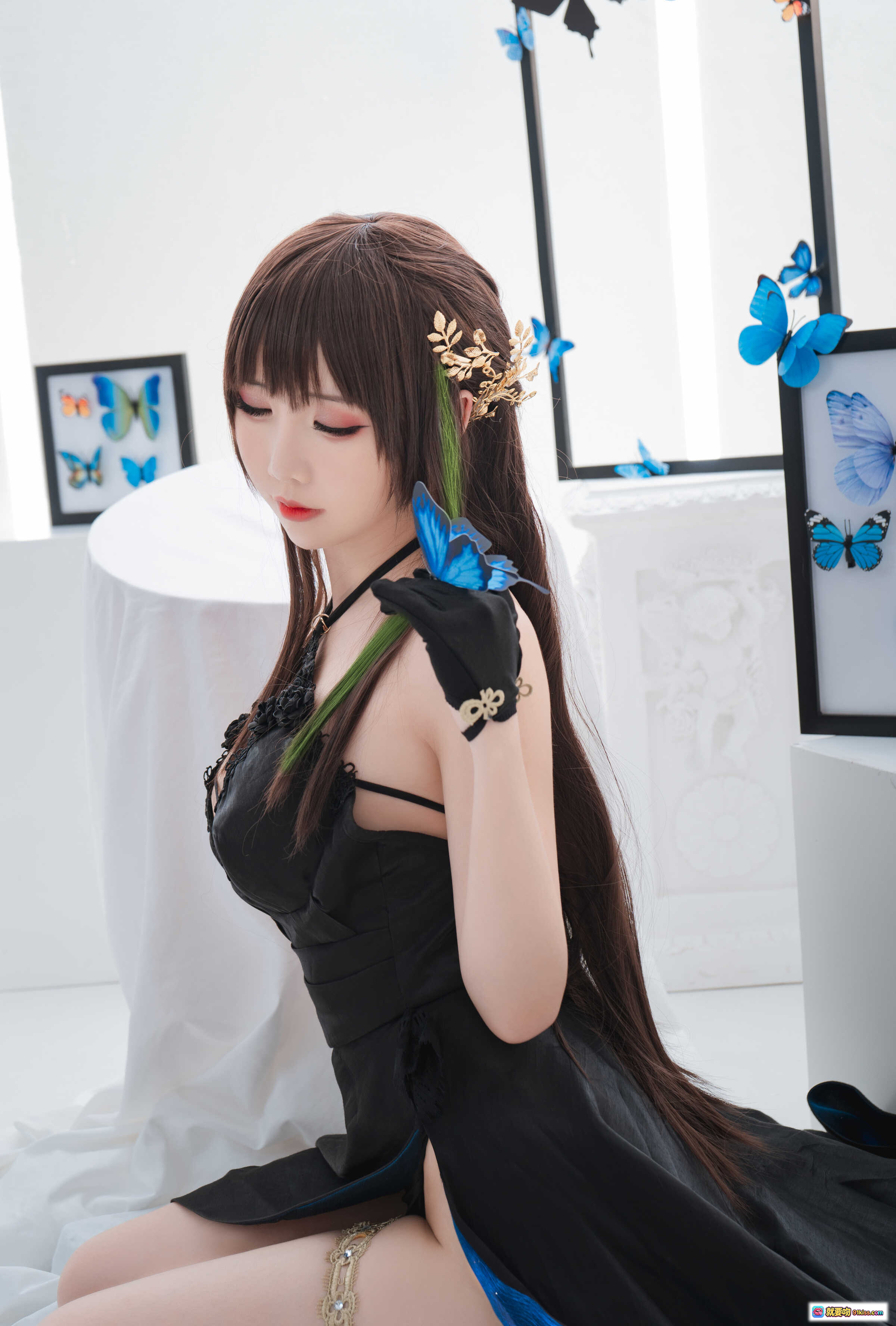 图片[2] - 面饼仙儿NO.086 M4A1 Cosplay写真 | 黑蓝渐变礼服+蝴蝶装饰+高跟绑带+枪械道具 | 21P高清美图 - 就要吻