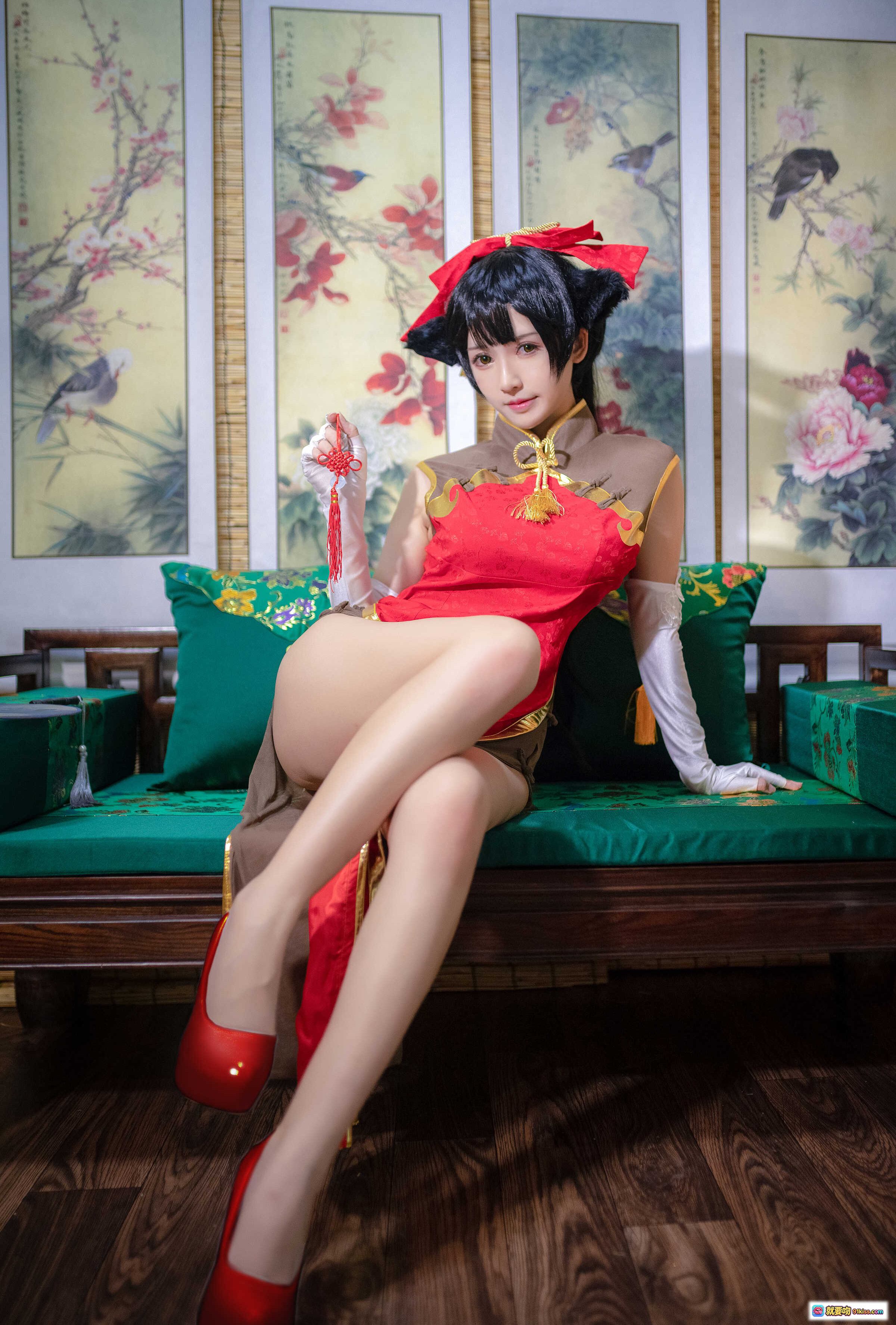 图片[9] - 鳗鱼霏儿NO.015碧蓝华裳高雄写真·红裙高跟美腿特写·绿色沙发古典风·12P高清图集 - 就要吻