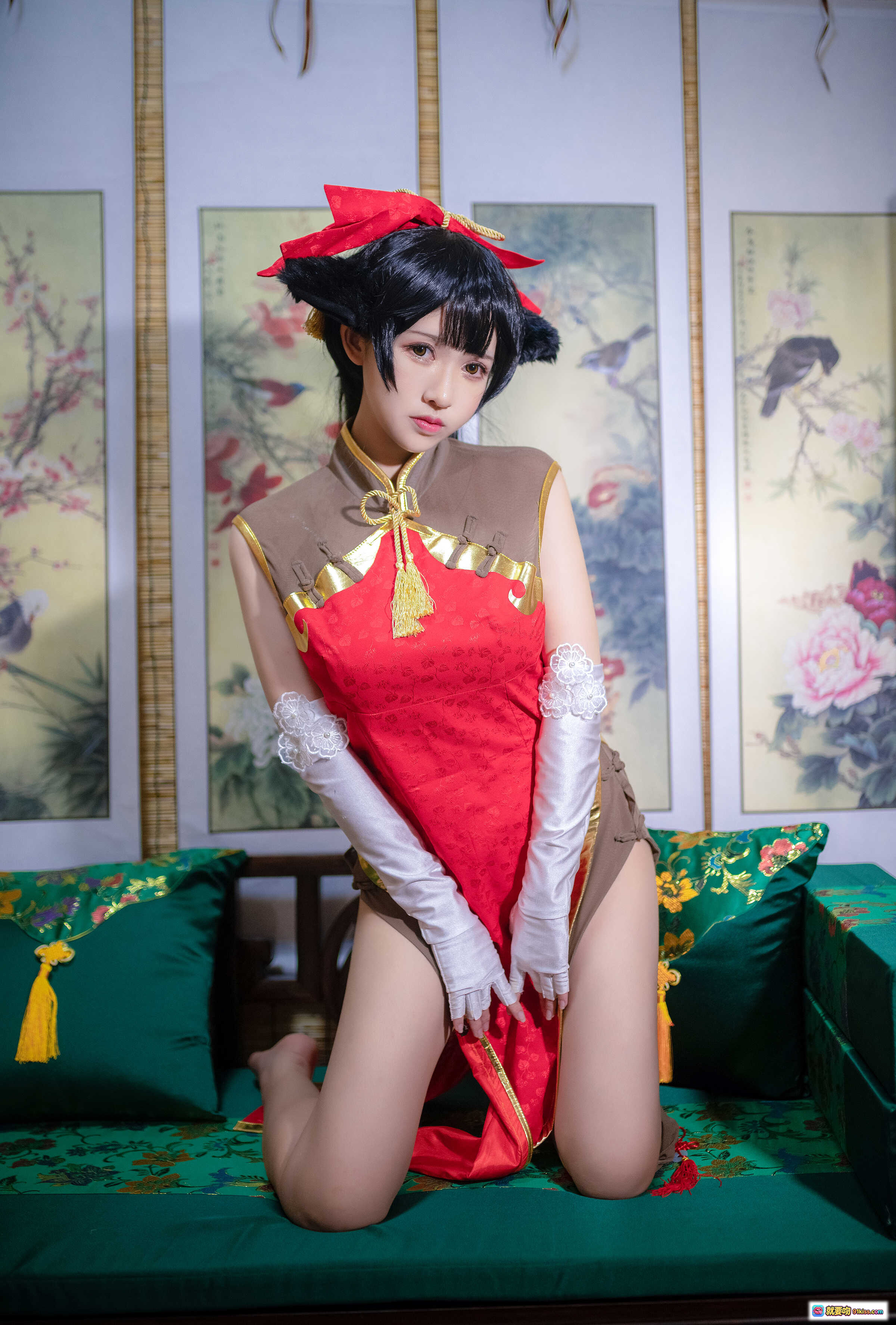 图片[4] - 鳗鱼霏儿NO.015碧蓝华裳高雄写真·红裙高跟美腿特写·绿色沙发古典风·12P高清图集 - 就要吻