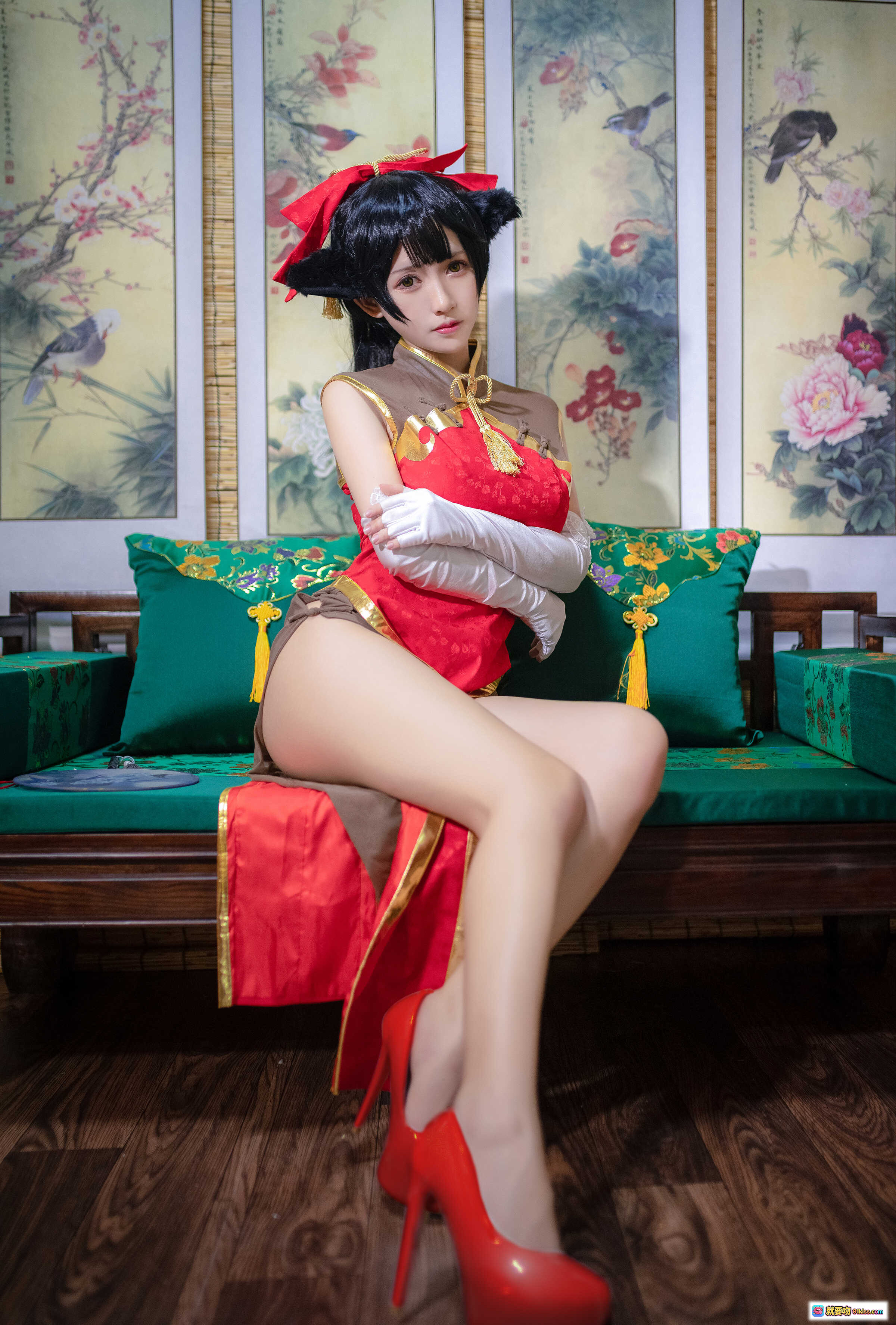 图片[6] - 鳗鱼霏儿NO.015碧蓝华裳高雄写真·红裙高跟美腿特写·绿色沙发古典风·12P高清图集 - 就要吻