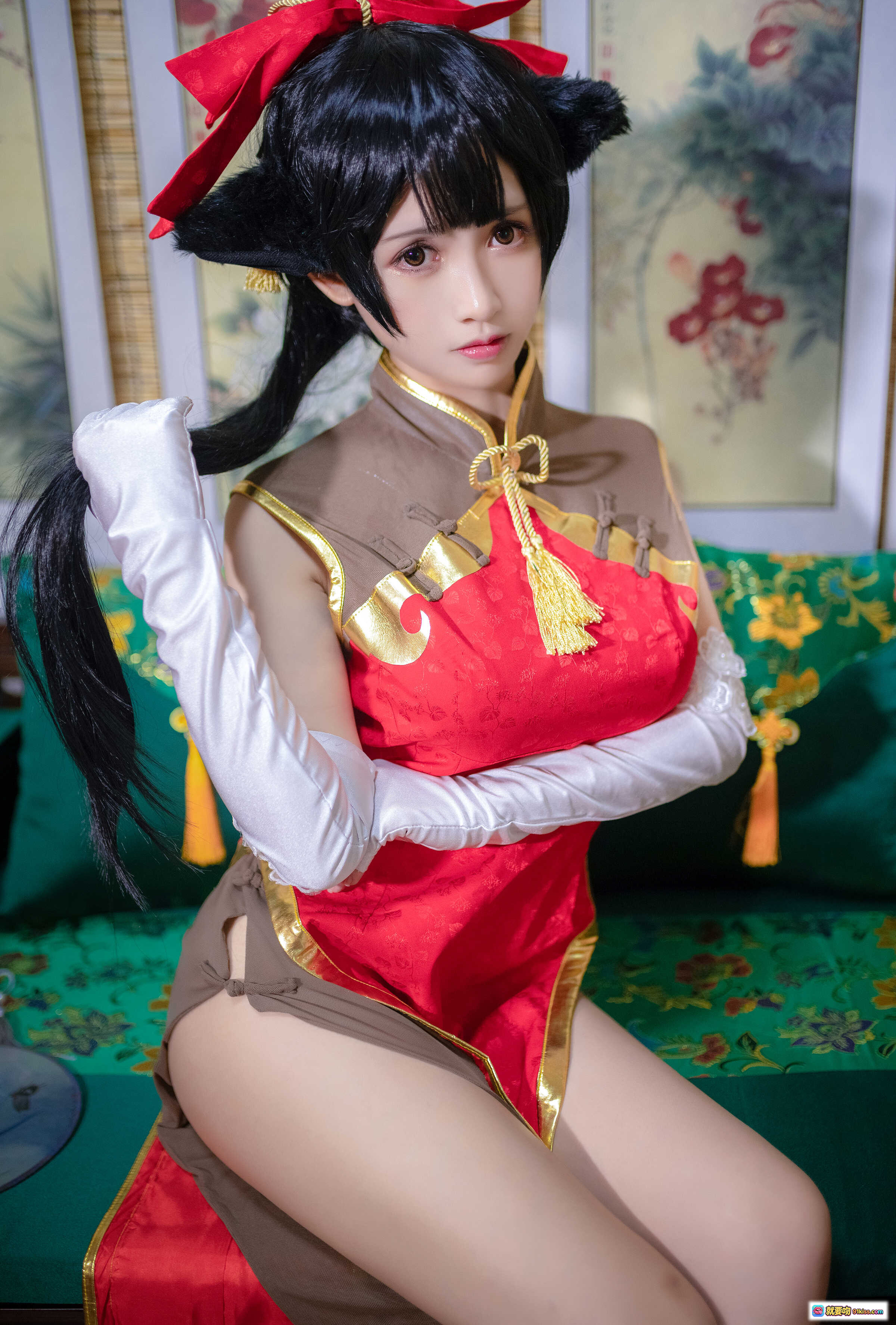 图片[2] - 鳗鱼霏儿NO.015碧蓝华裳高雄写真·红裙高跟美腿特写·绿色沙发古典风·12P高清图集 - 就要吻