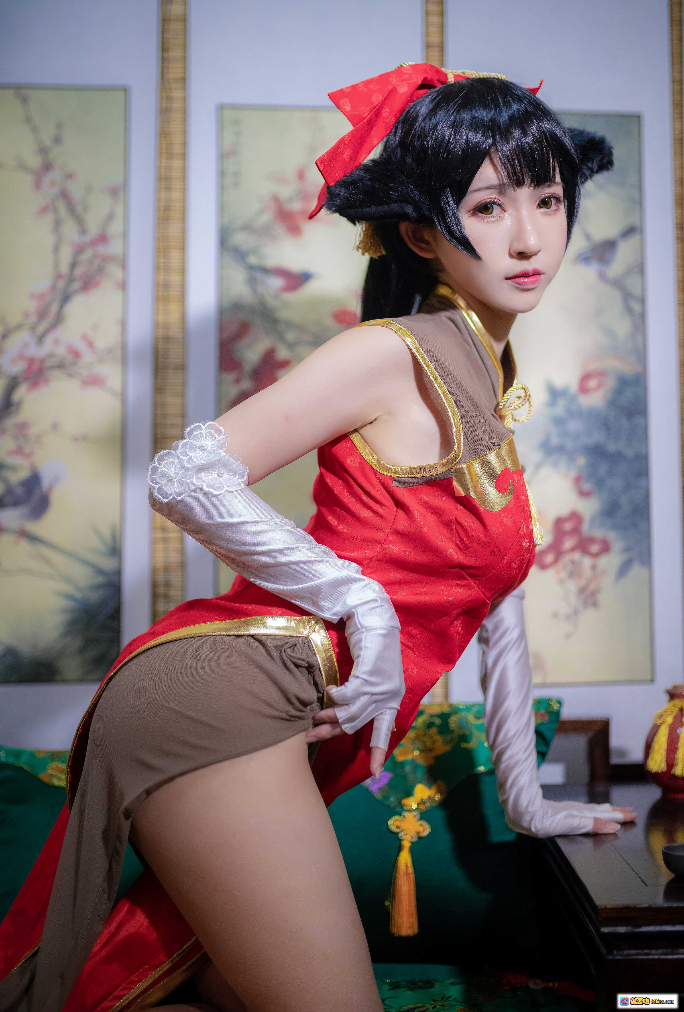 图片[8] - 鳗鱼霏儿NO.015碧蓝华裳高雄写真·红裙高跟美腿特写·绿色沙发古典风·12P高清图集 - 就要吻