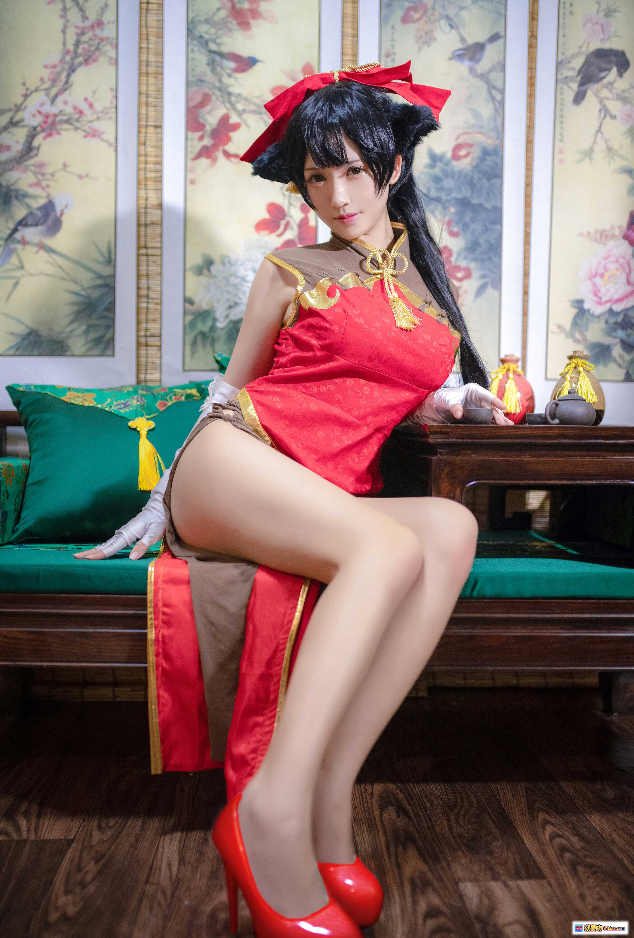 图片[7] - 鳗鱼霏儿NO.015碧蓝华裳高雄写真·红裙高跟美腿特写·绿色沙发古典风·12P高清图集 - 就要吻