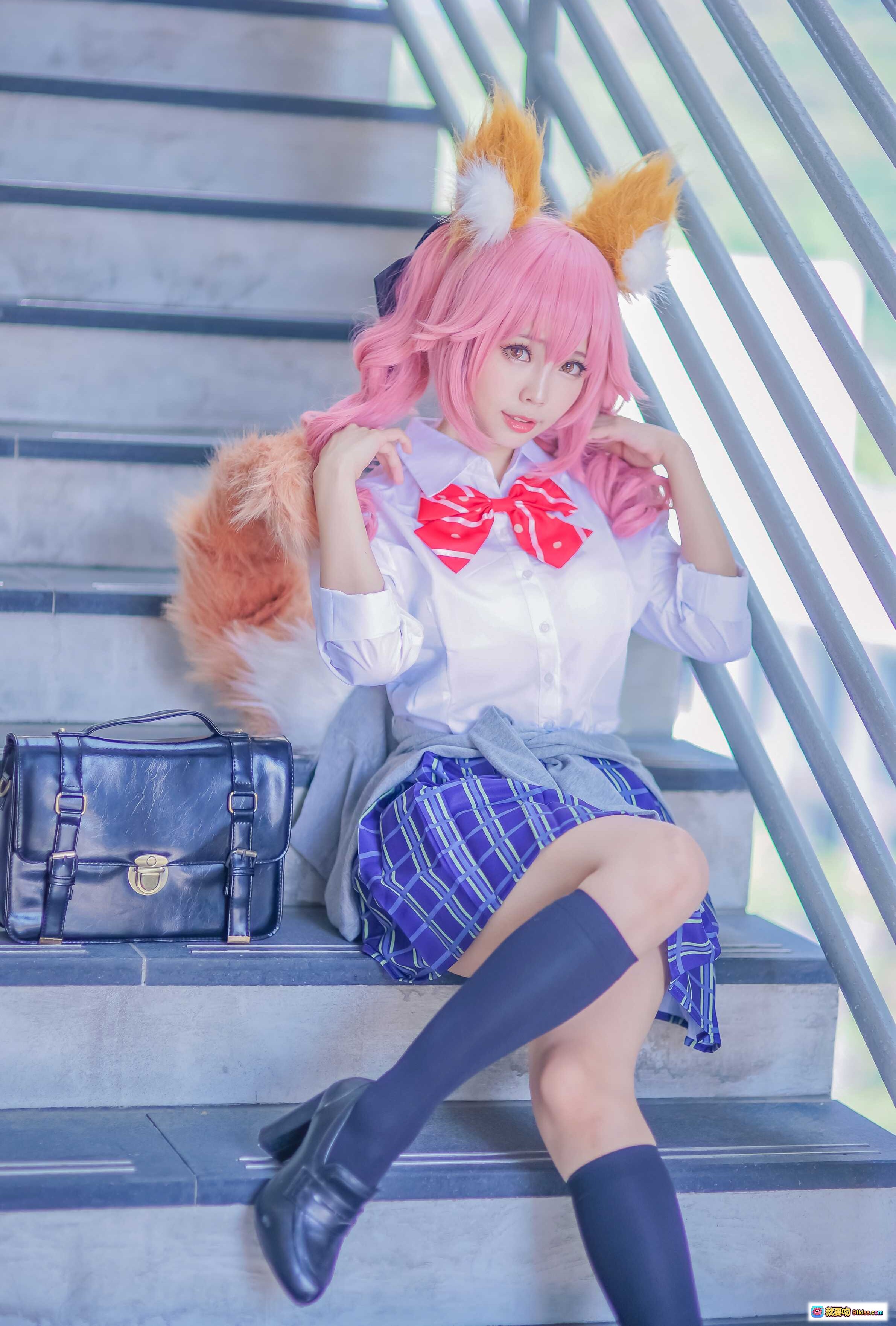 图片[1] - ElyEE子NO.010粉色狐耳少女cosplay写真｜校服格裙+红蝴蝶结+毛绒尾巴+深蓝过膝袜楼梯场景美拍 - 就要吻