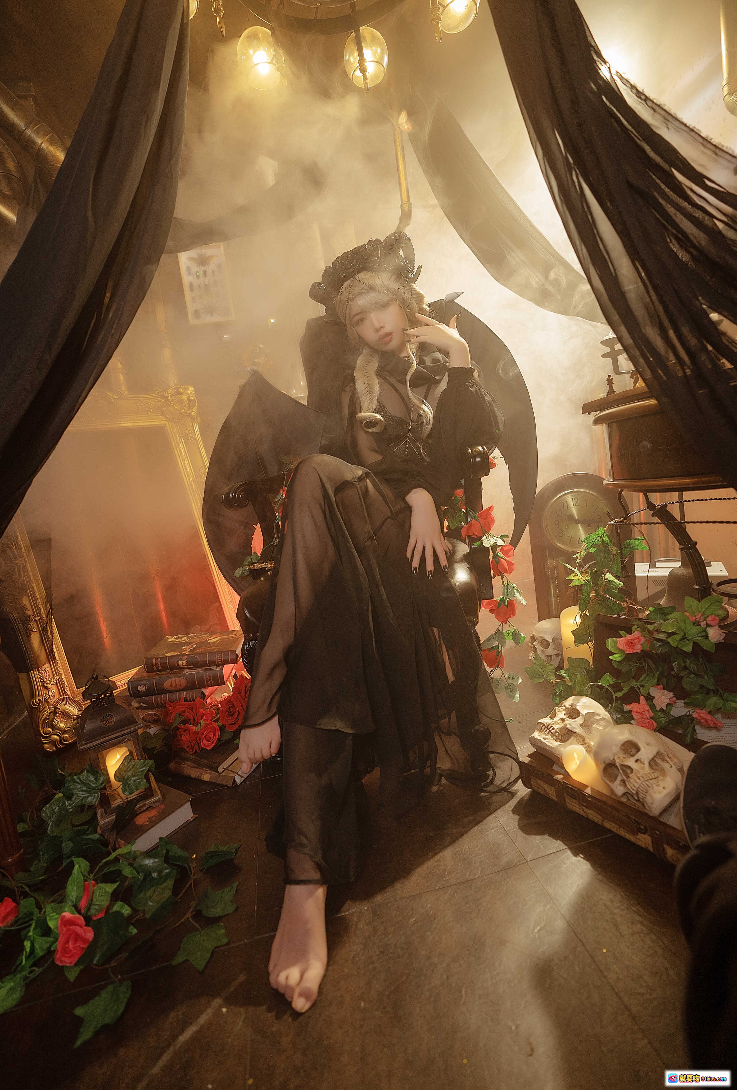 雯妹不讲道理NO.019魅魔本 Gothic Devil暗黑哥特风恶魔cos写真 16P高清美图 烟雾灯光氛围感十足 红玫瑰骷髅装饰场景 - 就要吻
