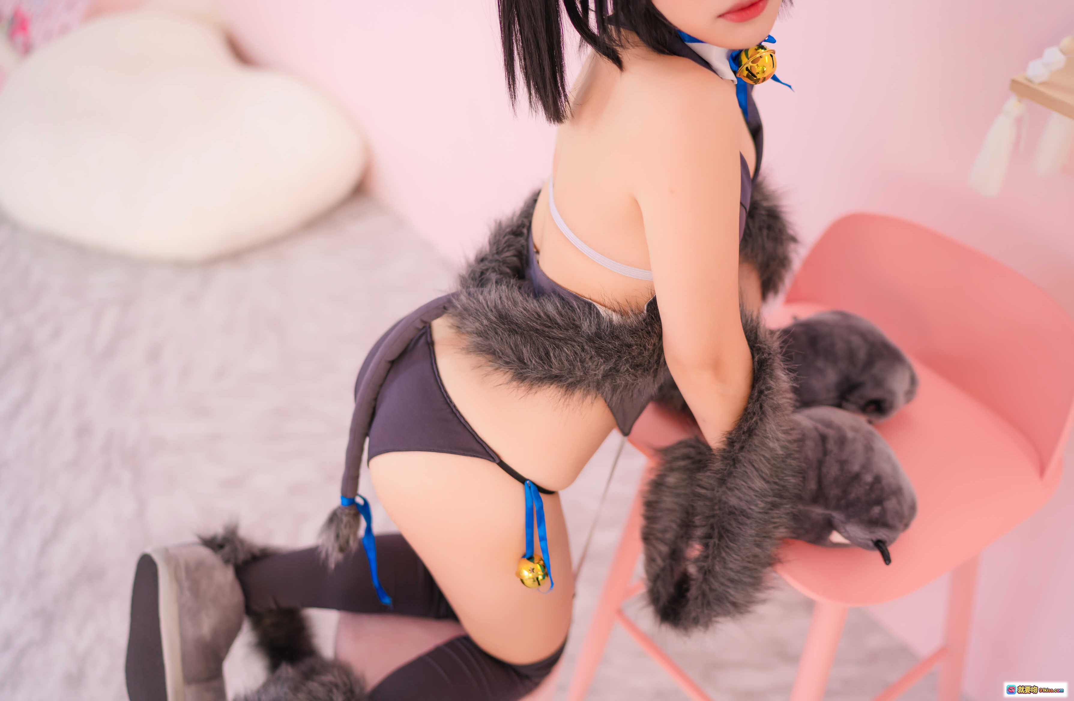 图片[9] - 弥美Mime NO.012 魔法少女☆衛宮美遊 黒猫 cosplay 猫耳猫爪 深V紧身衣 蓝色铃铛装饰 粉色背景写真 28P高清图集 - 就要吻