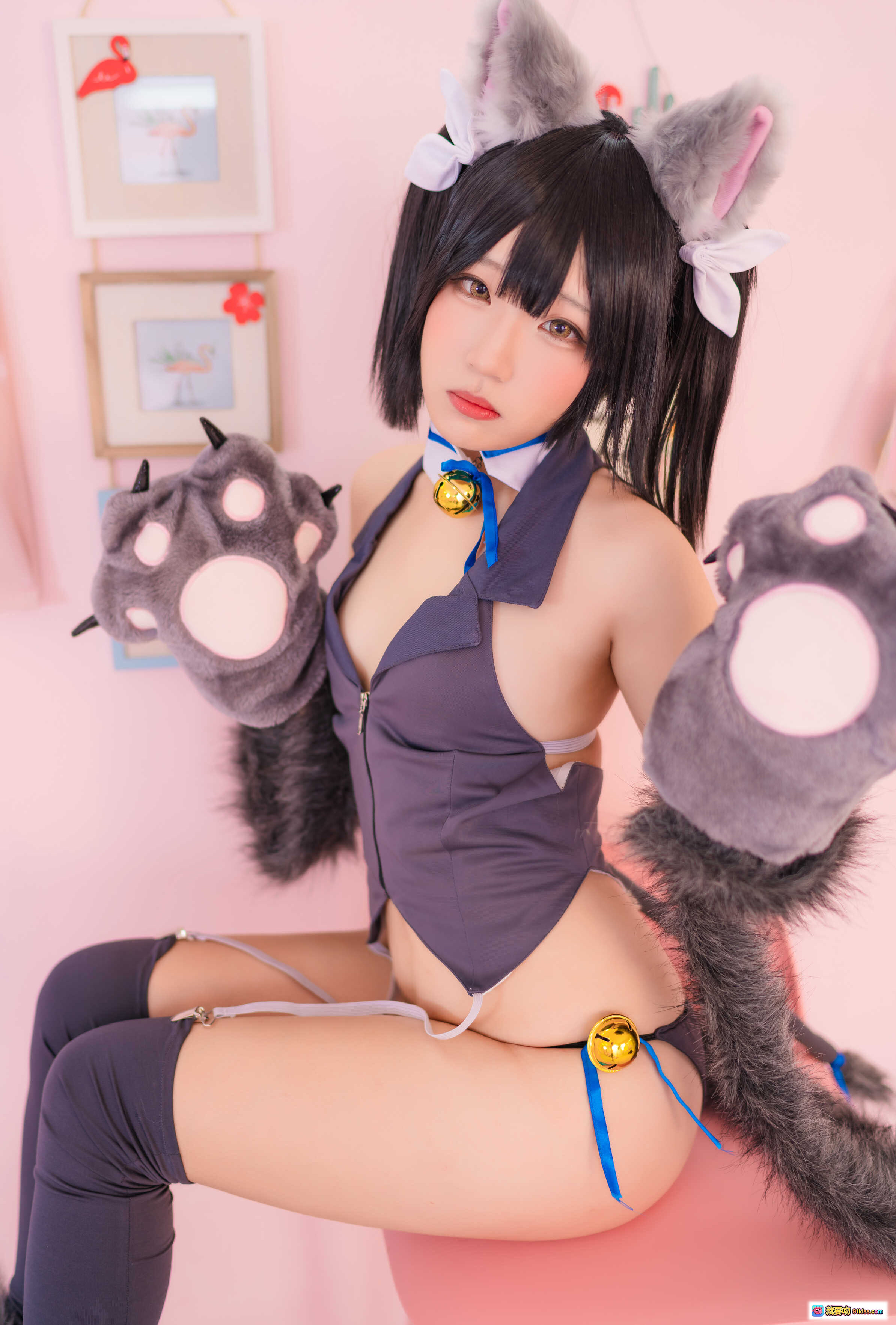 弥美Mime NO.012 魔法少女☆衛宮美遊 黒猫 cosplay 猫耳猫爪 深V紧身衣 蓝色铃铛装饰 粉色背景写真 28P高清图集 - 就要吻