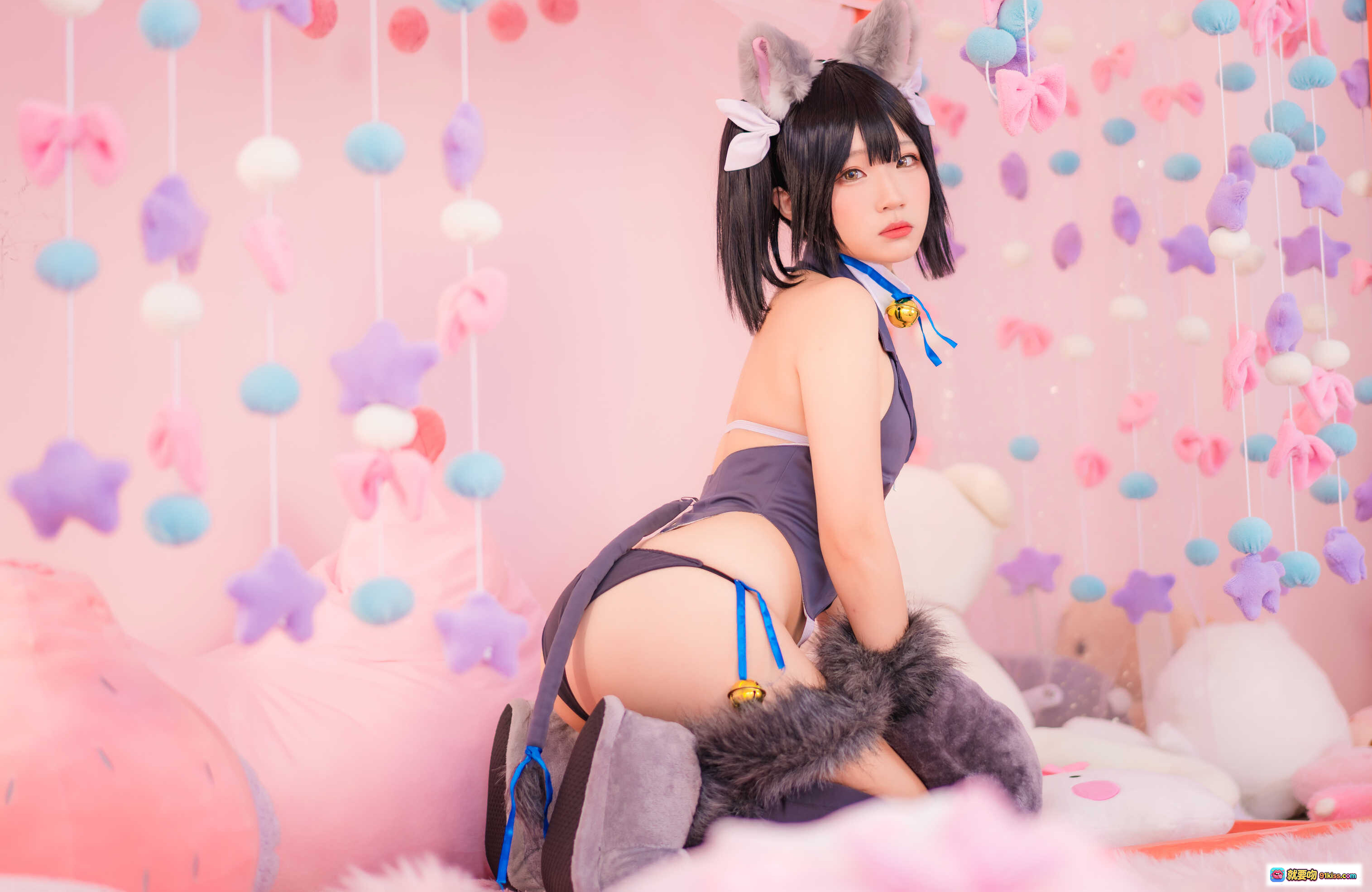 图片[2] - 弥美Mime NO.012 魔法少女☆衛宮美遊 黒猫 cosplay 猫耳猫爪 深V紧身衣 蓝色铃铛装饰 粉色背景写真 28P高清图集 - 就要吻