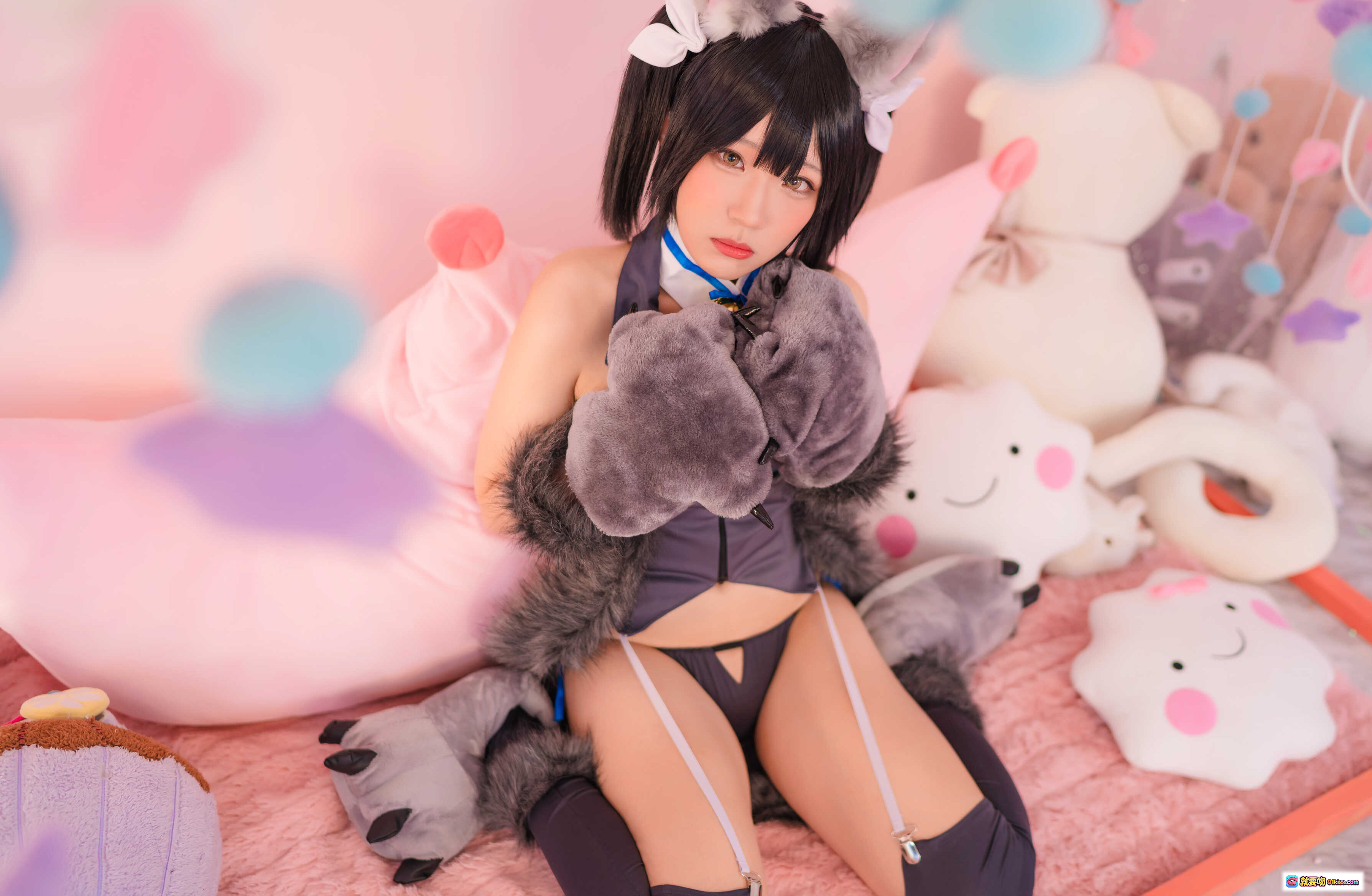 图片[10] - 弥美Mime NO.012 魔法少女☆衛宮美遊 黒猫 cosplay 猫耳猫爪 深V紧身衣 蓝色铃铛装饰 粉色背景写真 28P高清图集 - 就要吻