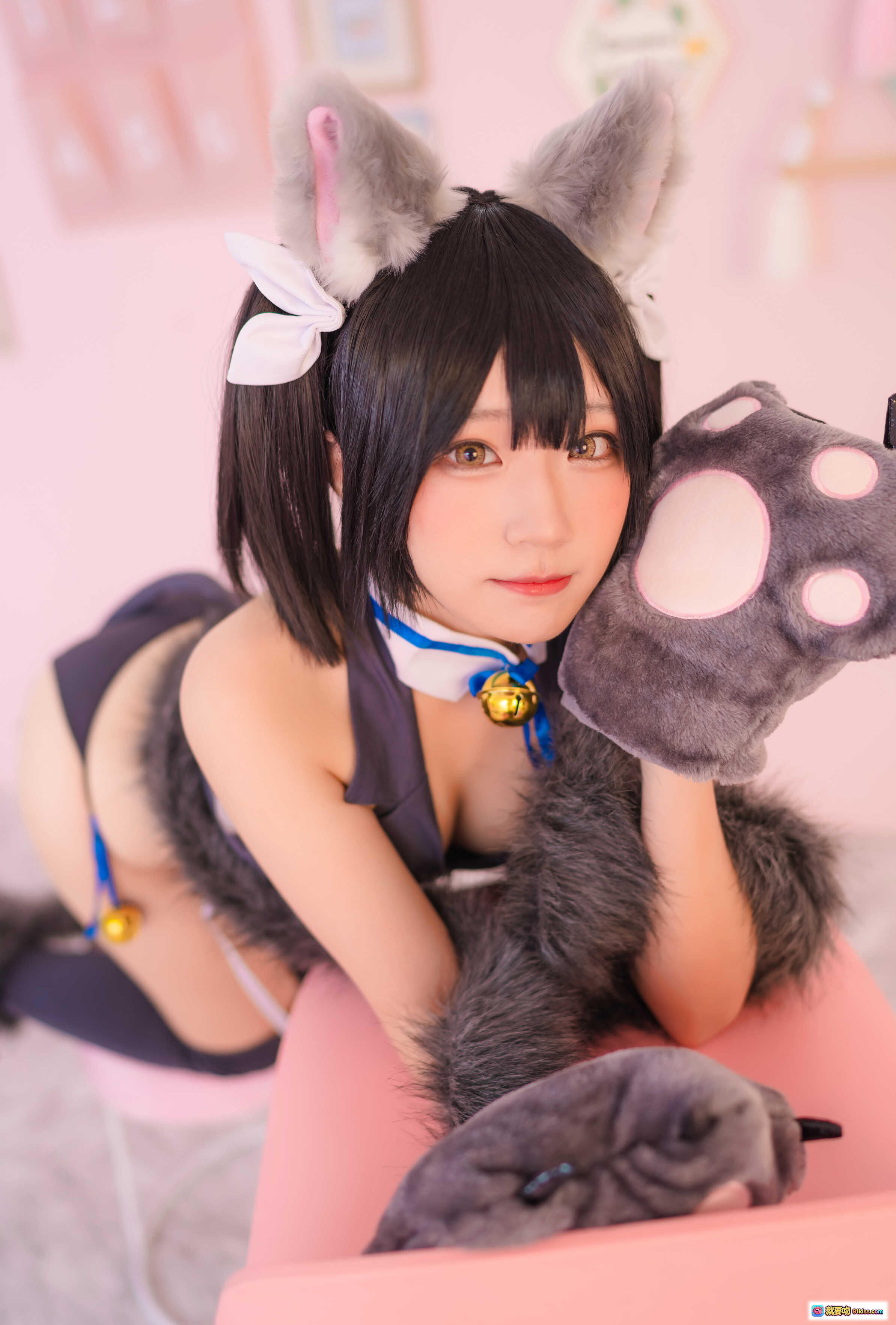 图片[6] - 弥美Mime NO.012 魔法少女☆衛宮美遊 黒猫 cosplay 猫耳猫爪 深V紧身衣 蓝色铃铛装饰 粉色背景写真 28P高清图集 - 就要吻