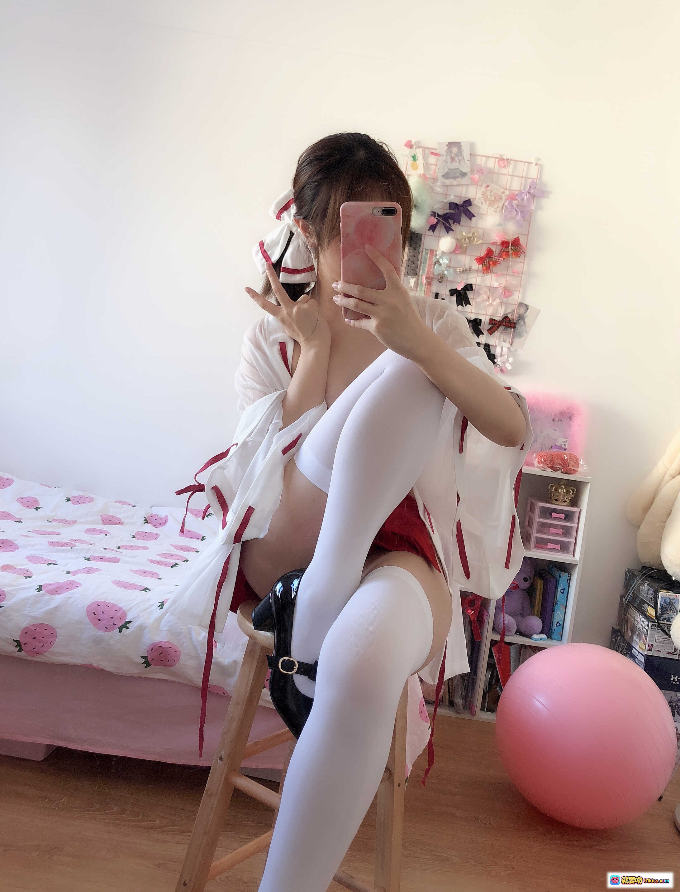 图片[6] - 雯妹不讲道理NO.006巫女装写真｜红白爱心比基尼+透明薄纱外套+白色过膝袜+草莓床单房间自拍美图 - 就要吻