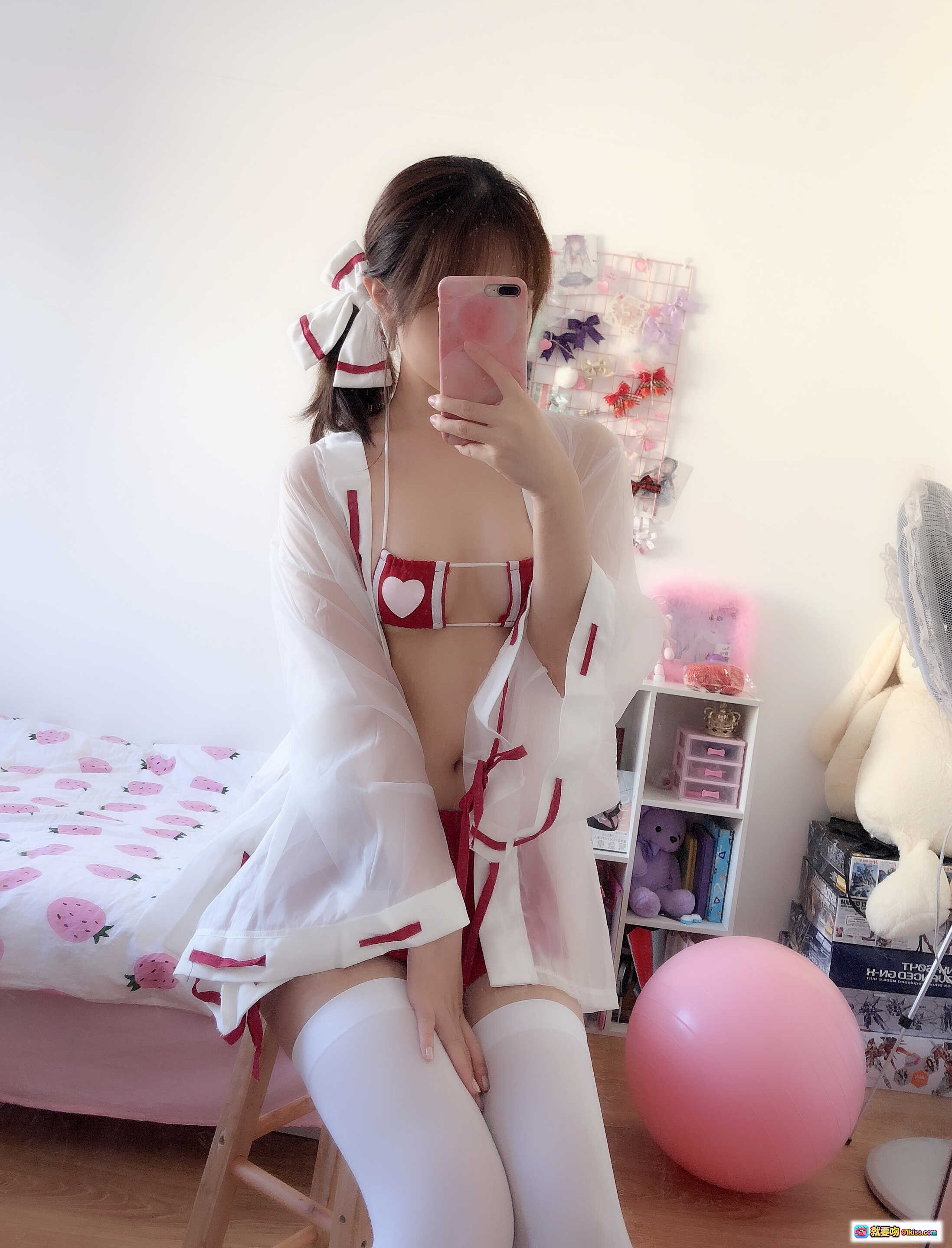 图片[9] - 雯妹不讲道理NO.006巫女装写真｜红白爱心比基尼+透明薄纱外套+白色过膝袜+草莓床单房间自拍美图 - 就要吻