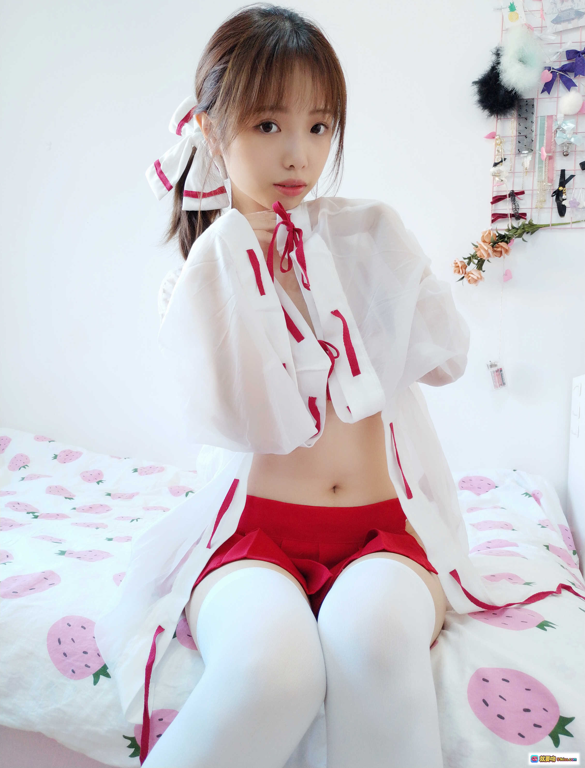 图片[10] - 雯妹不讲道理NO.006巫女装写真｜红白爱心比基尼+透明薄纱外套+白色过膝袜+草莓床单房间自拍美图 - 就要吻
